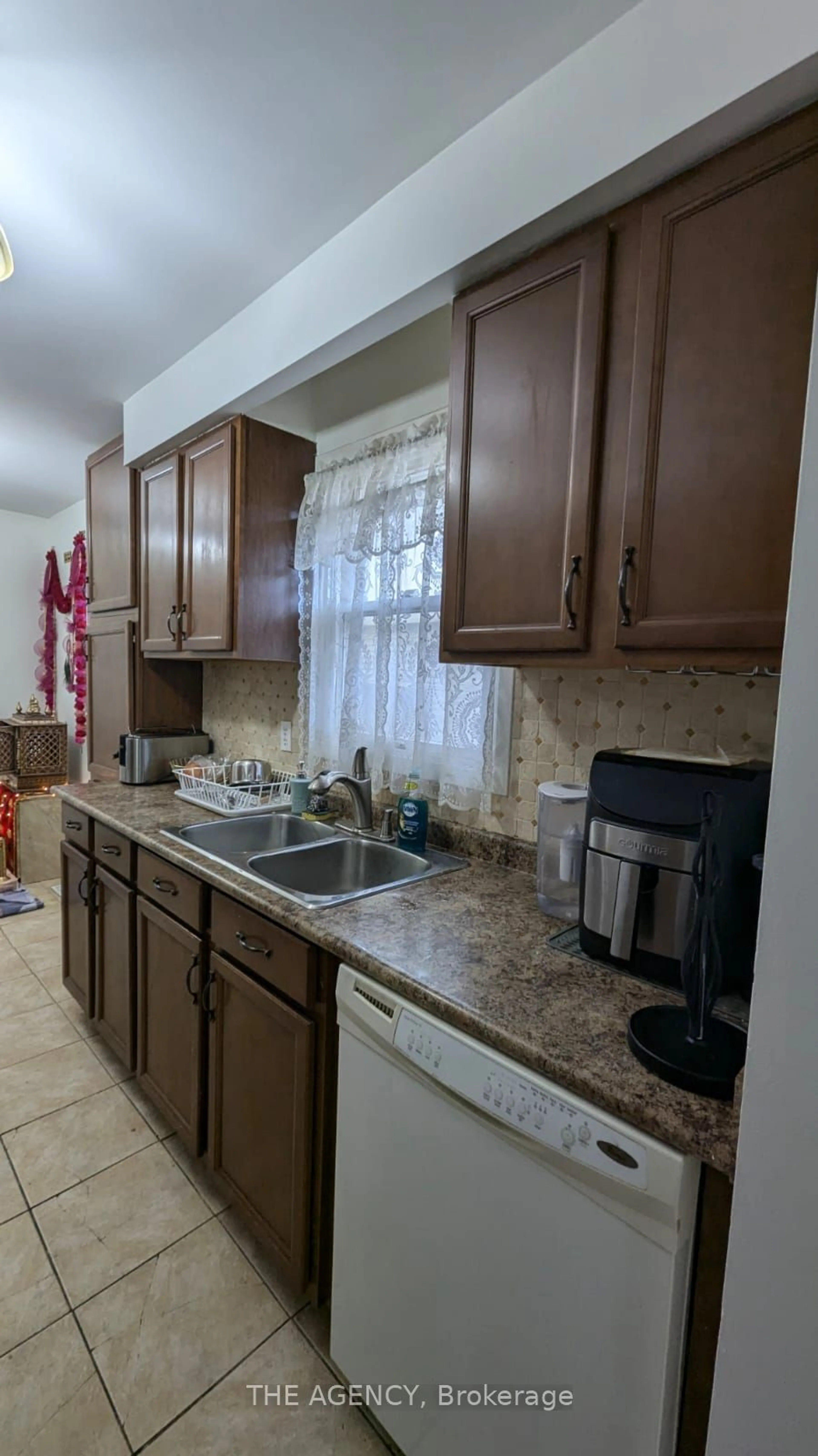 Standard kitchen, not visible floor, cottage for 63 Somerset Dr, Brampton Ontario L6Z 1C5