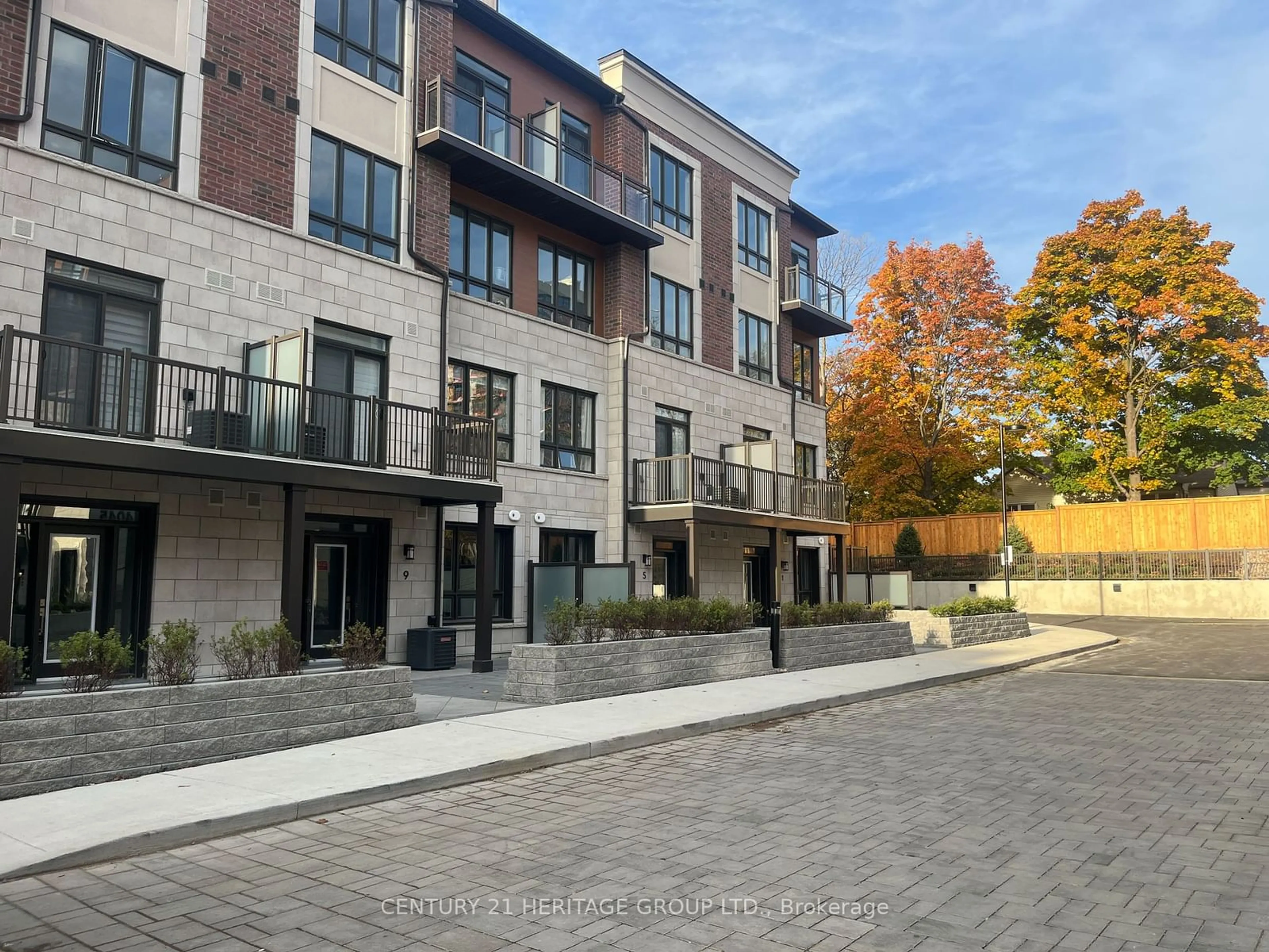 A pic from exterior of the house or condo, the front or back of building for 4035 Hickory Dr #8, Mississauga Ontario L4W 0G6