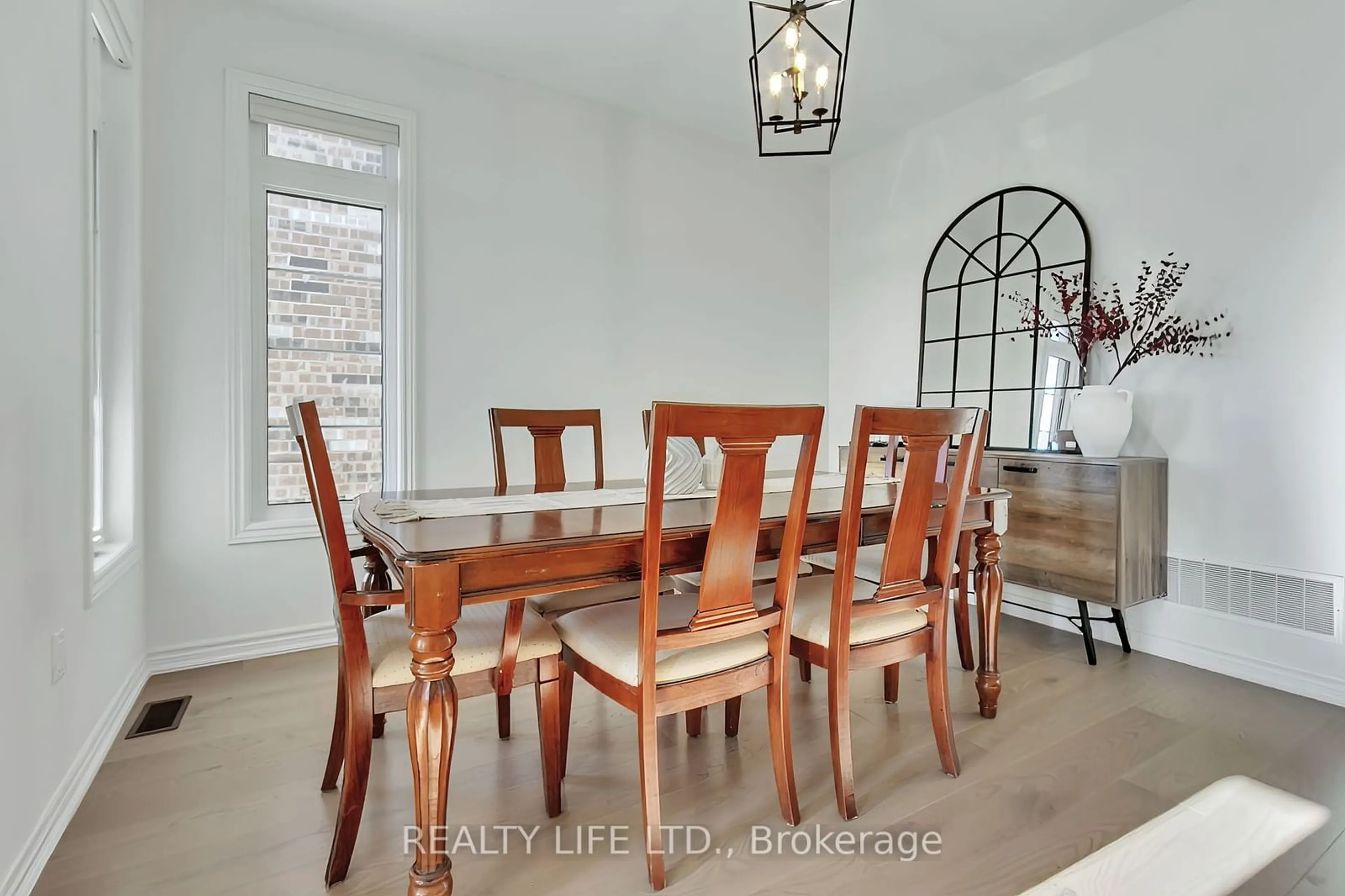 Dining room, wood floors, cottage for 484 Thornborrow Crt, Milton Ontario L9E 1T4