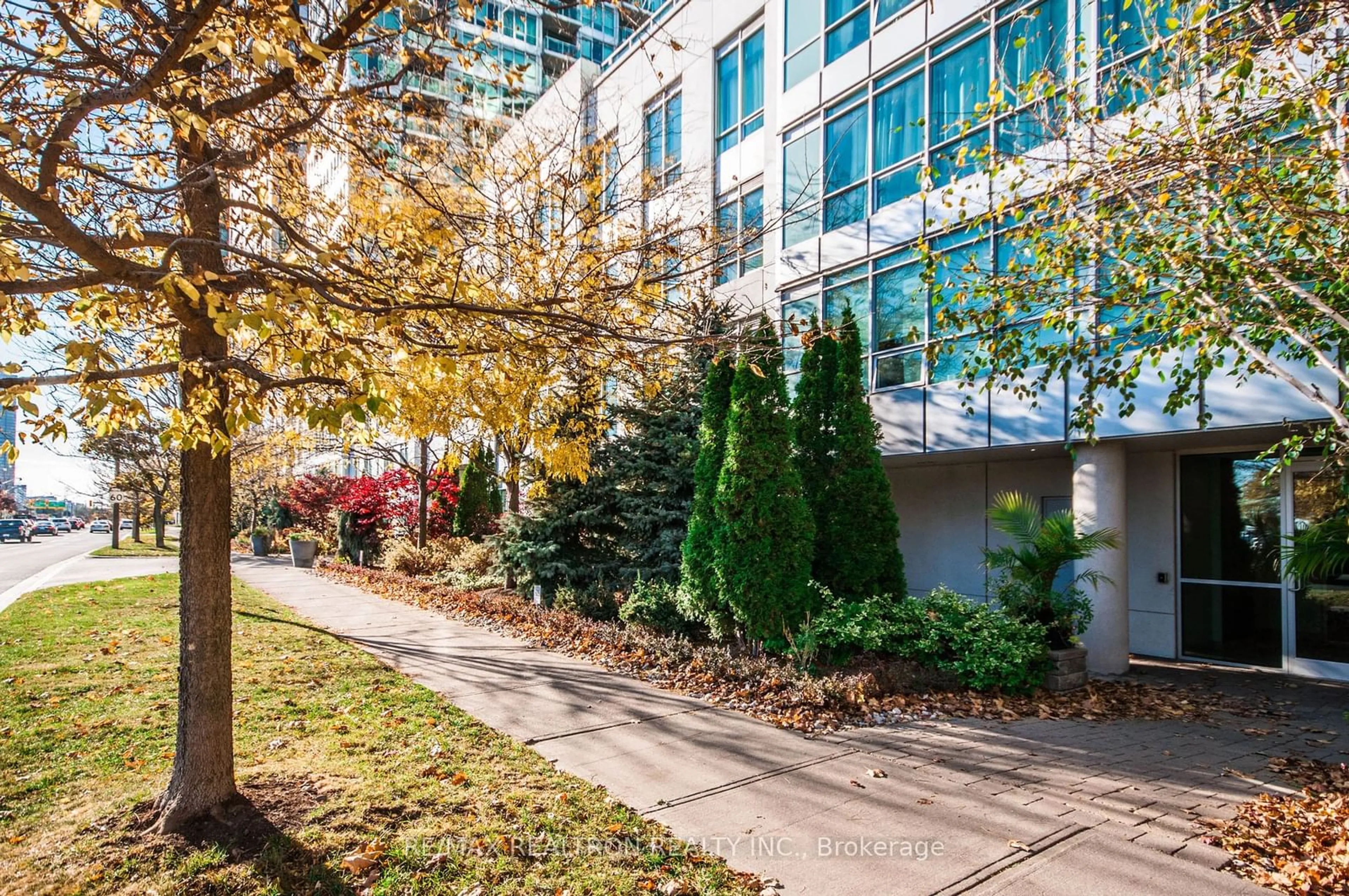 A pic from exterior of the house or condo, the front or back of building for 1900 Lake Shore Blvd #1709, Toronto Ontario M6S 1A4