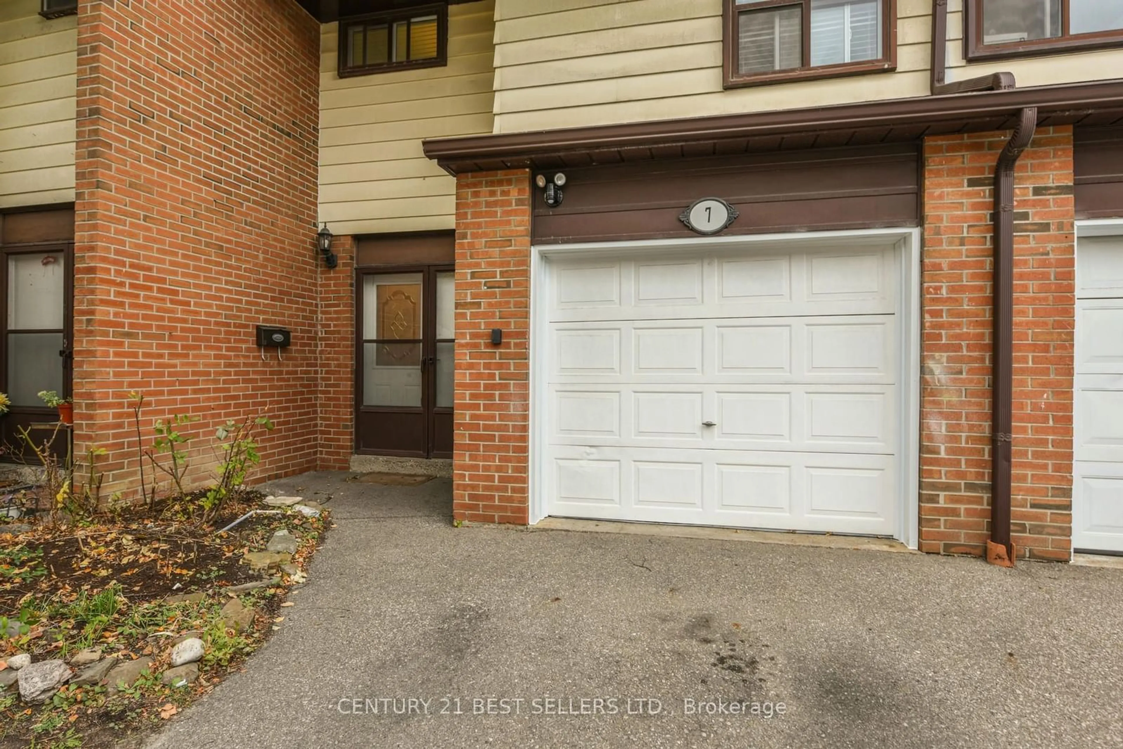 A pic from exterior of the house or condo, cottage for 180 mississauga valley Blvd #7, Mississauga Ontario L5A 3M2