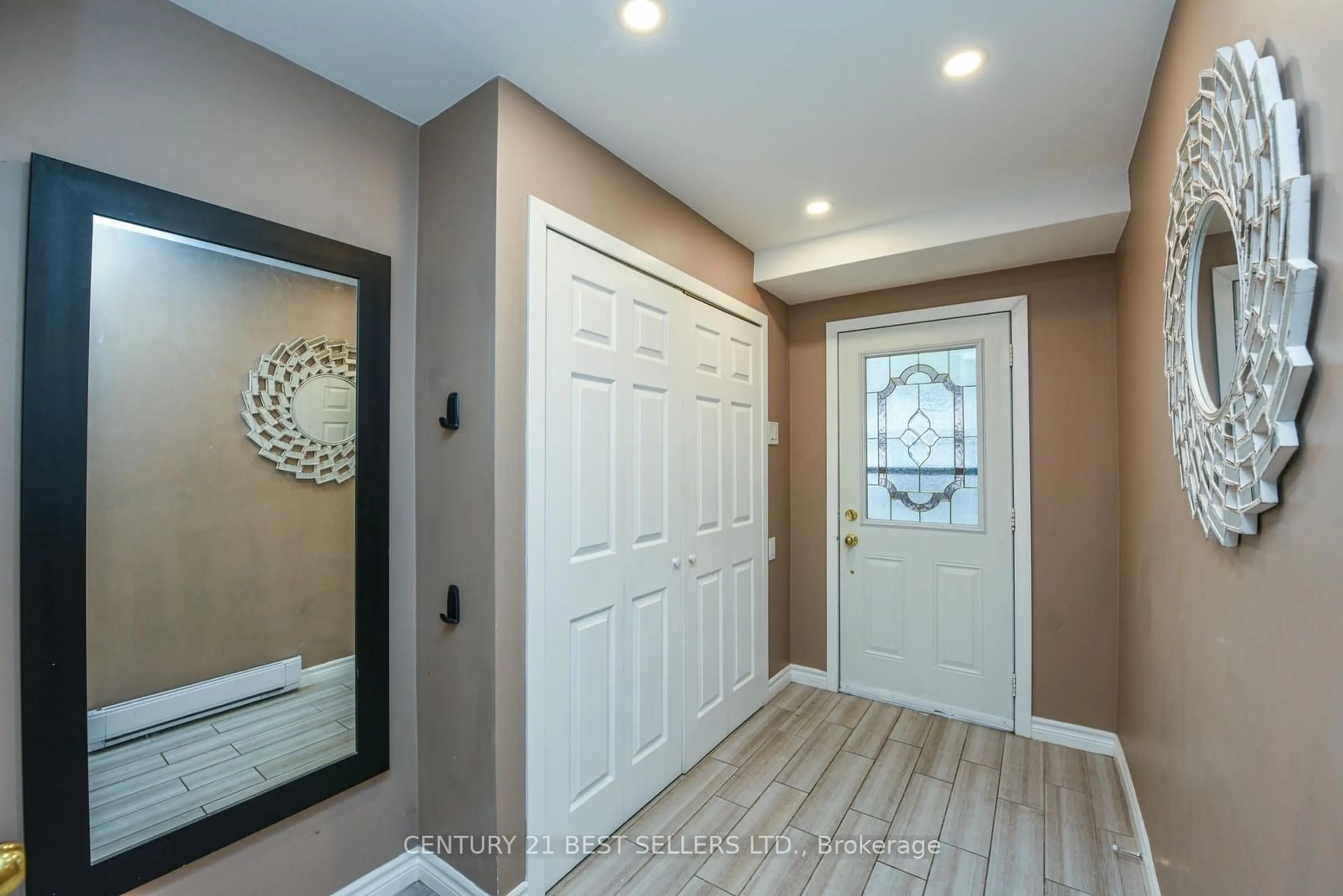 Indoor entryway, wood floors for 180 mississauga valley Blvd #7, Mississauga Ontario L5A 3M2