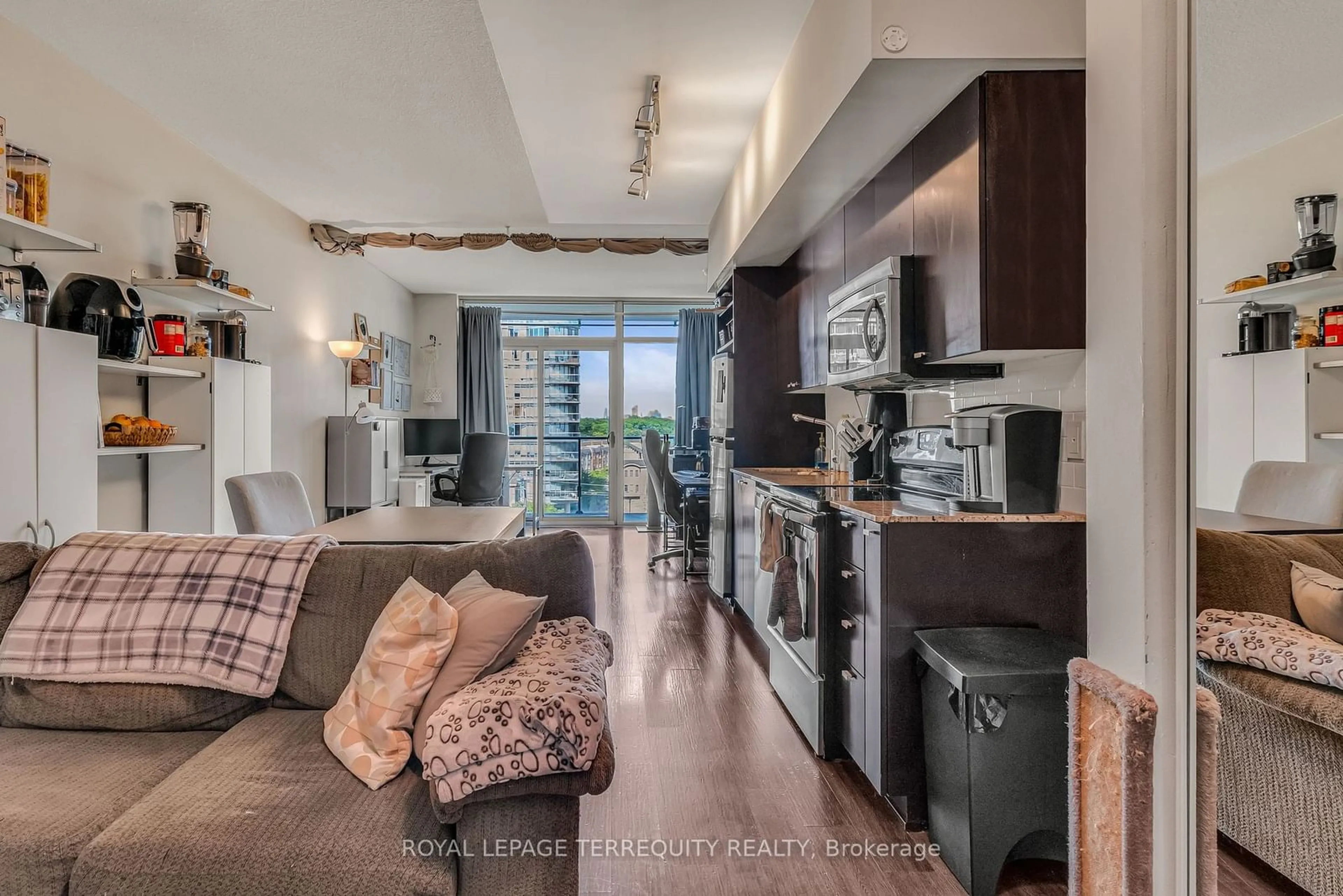 Open concept kitchen for 103 The Queensway #603, Toronto Ontario M6S 5B3