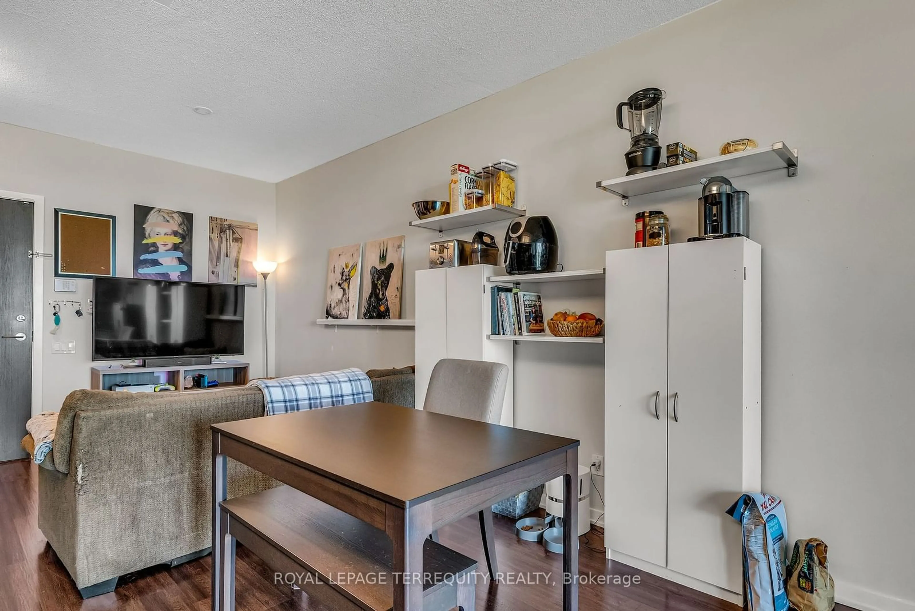 Open concept kitchen for 103 The Queensway #603, Toronto Ontario M6S 5B4