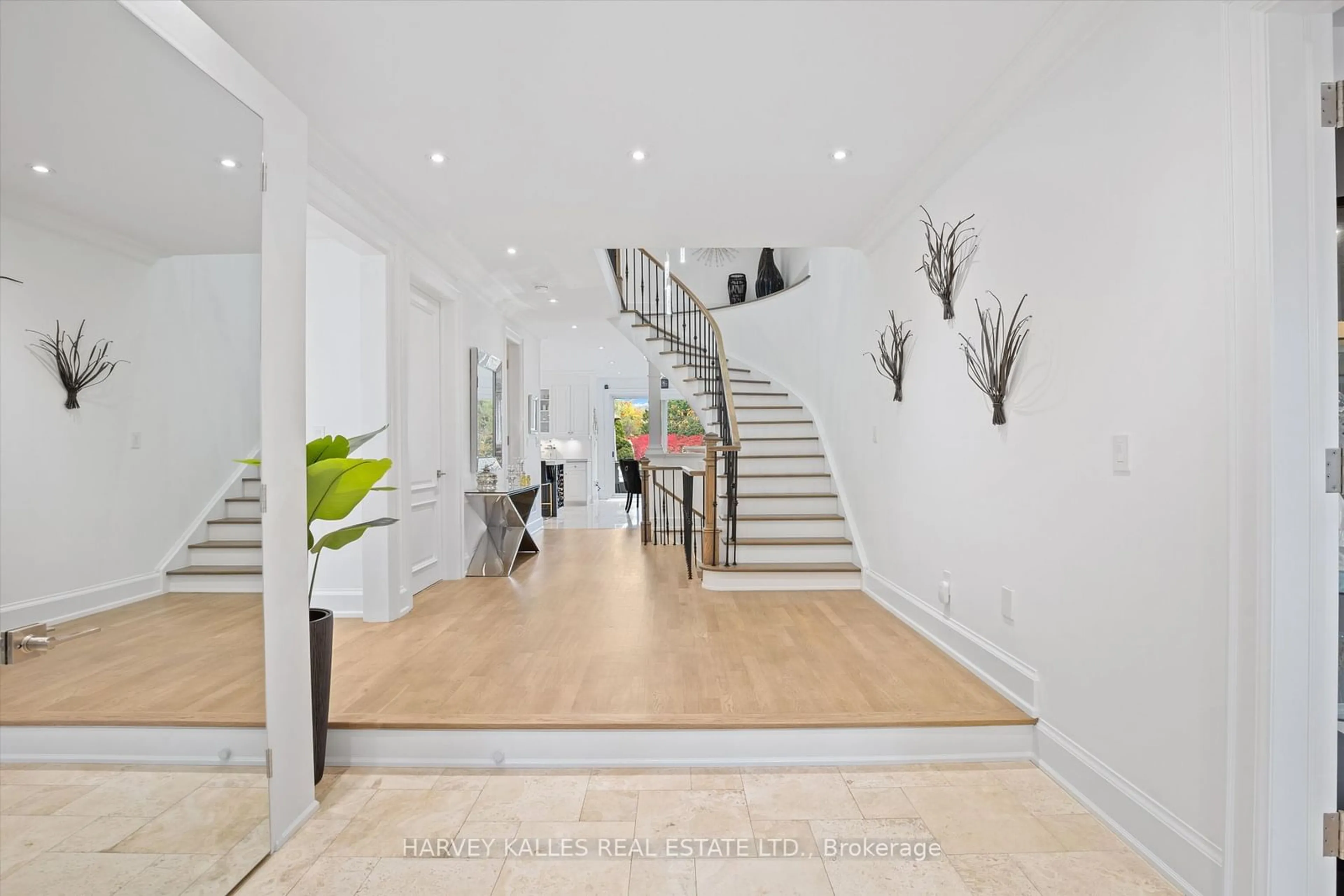 Indoor foyer, wood floors for 6855 Second Line, Mississauga Ontario L5W 1M8