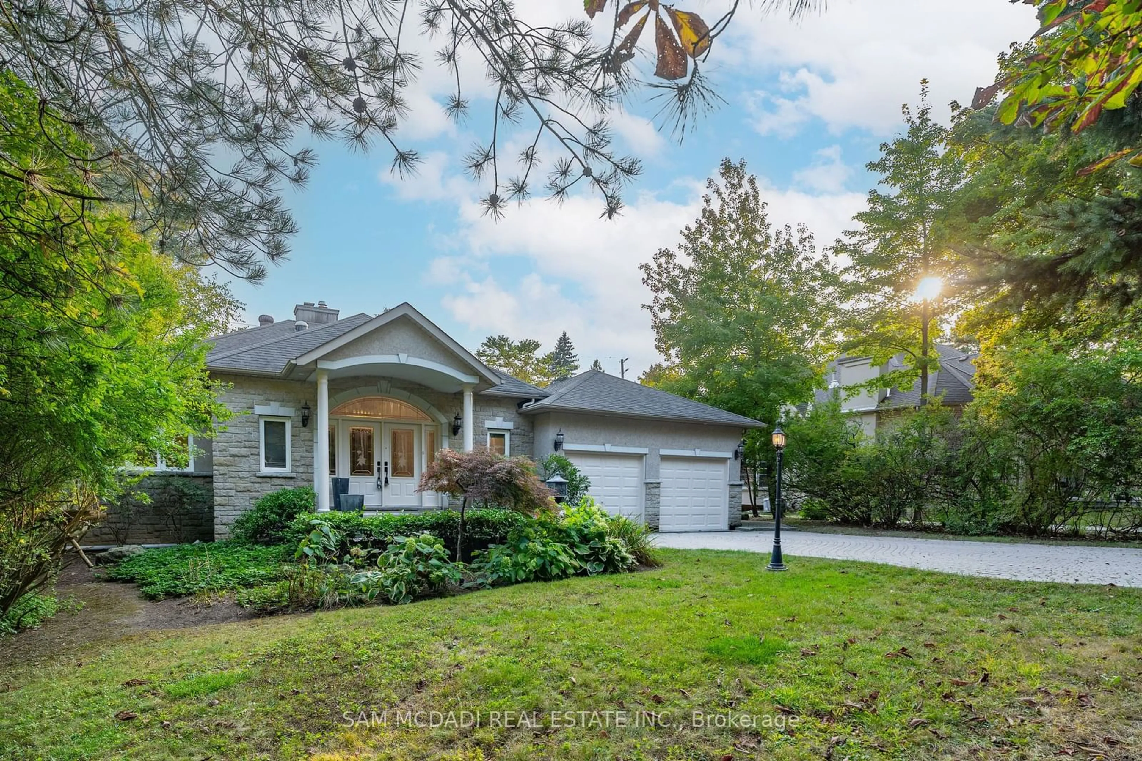 Frontside or backside of a home, cottage for 1262 Mississauga Rd, Mississauga Ontario L5H 2J2