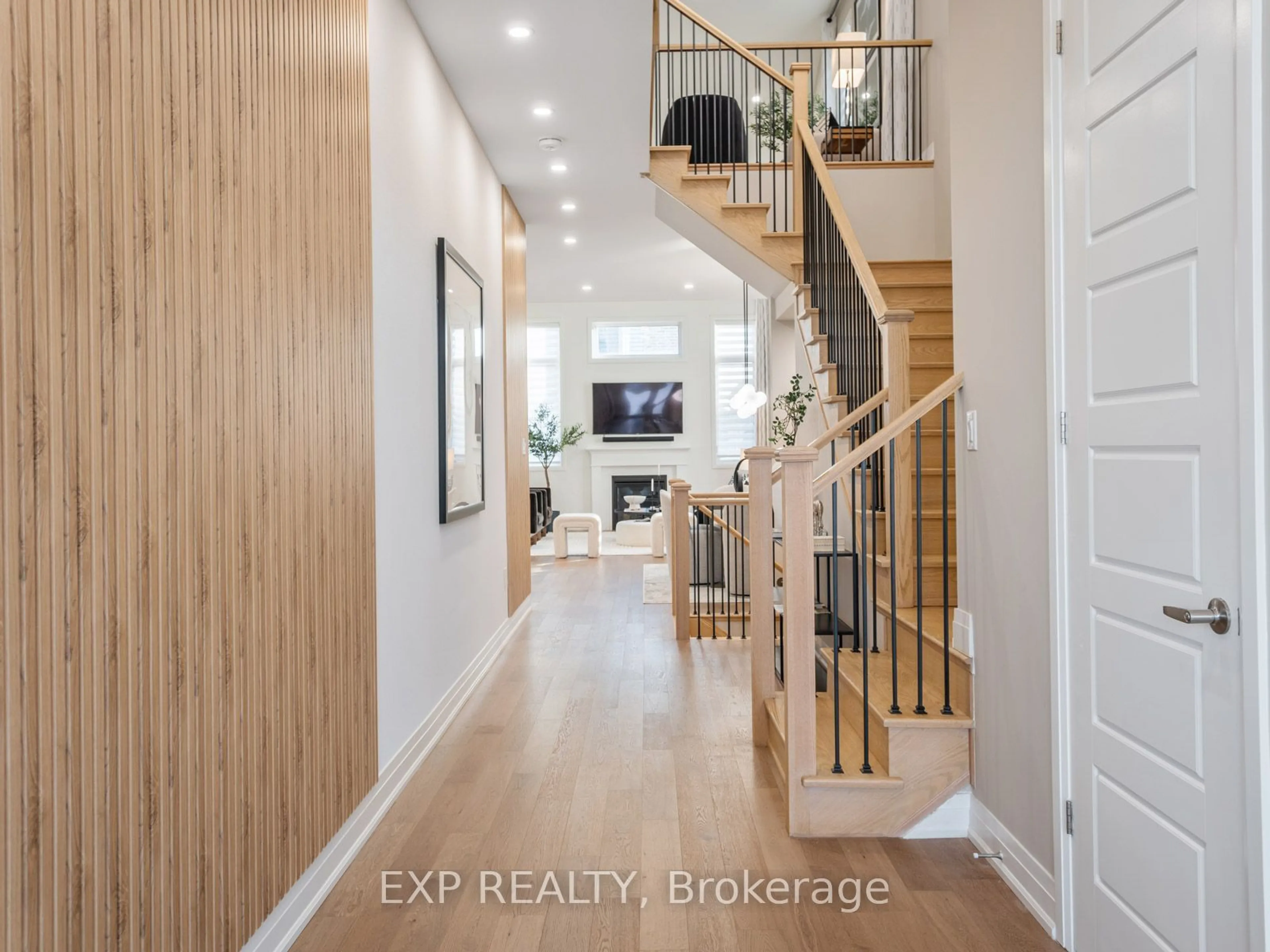 Indoor entryway, wood floors for 3144 Harasym Tr, Oakville Ontario L6M 4L1