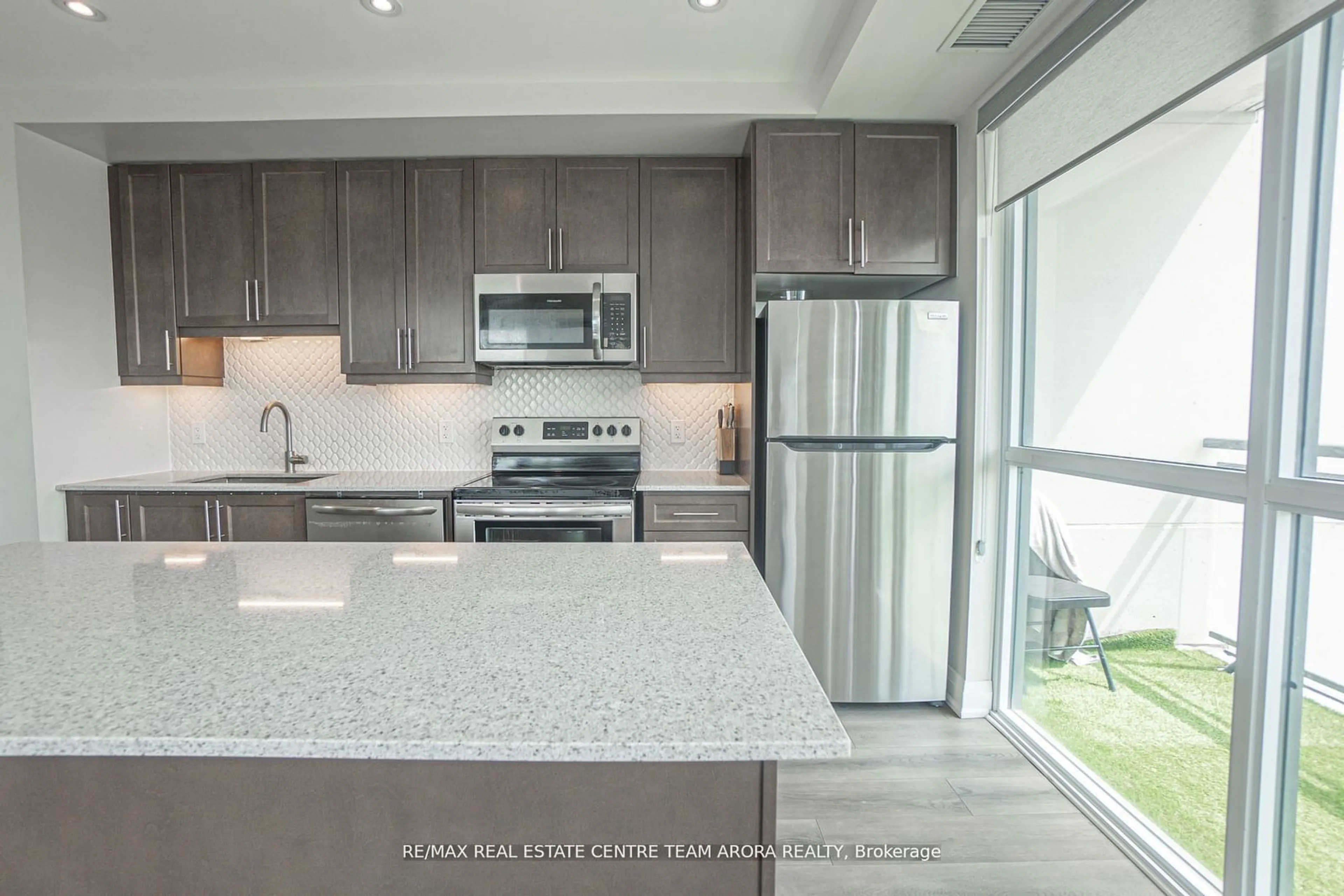 Open concept kitchen for 15 Lynch St #608, Brampton Ontario L6W 0C7