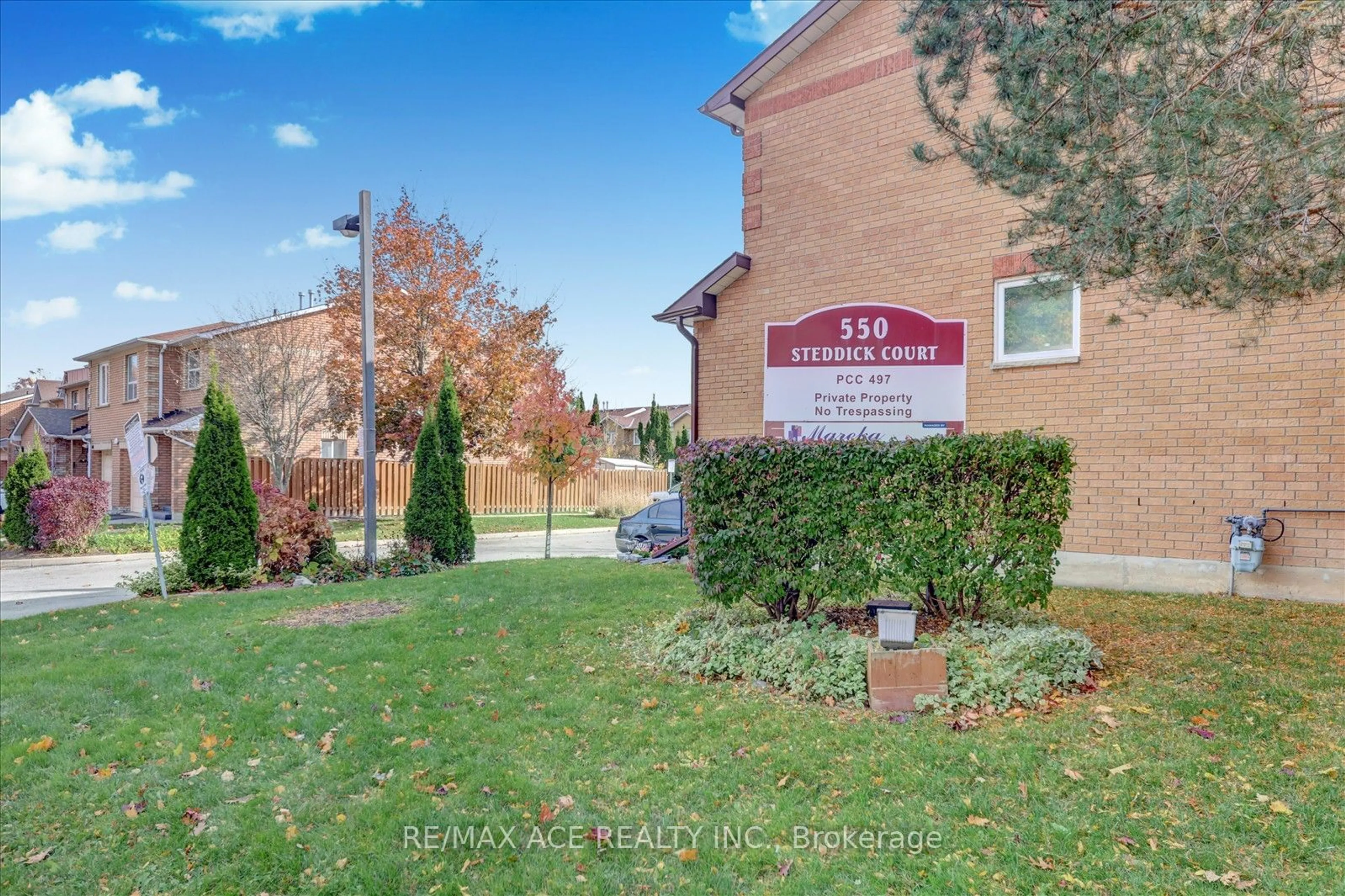 A pic from exterior of the house or condo, the street view for 550 Steddick Crt #18, Mississauga Ontario L5R 3S8