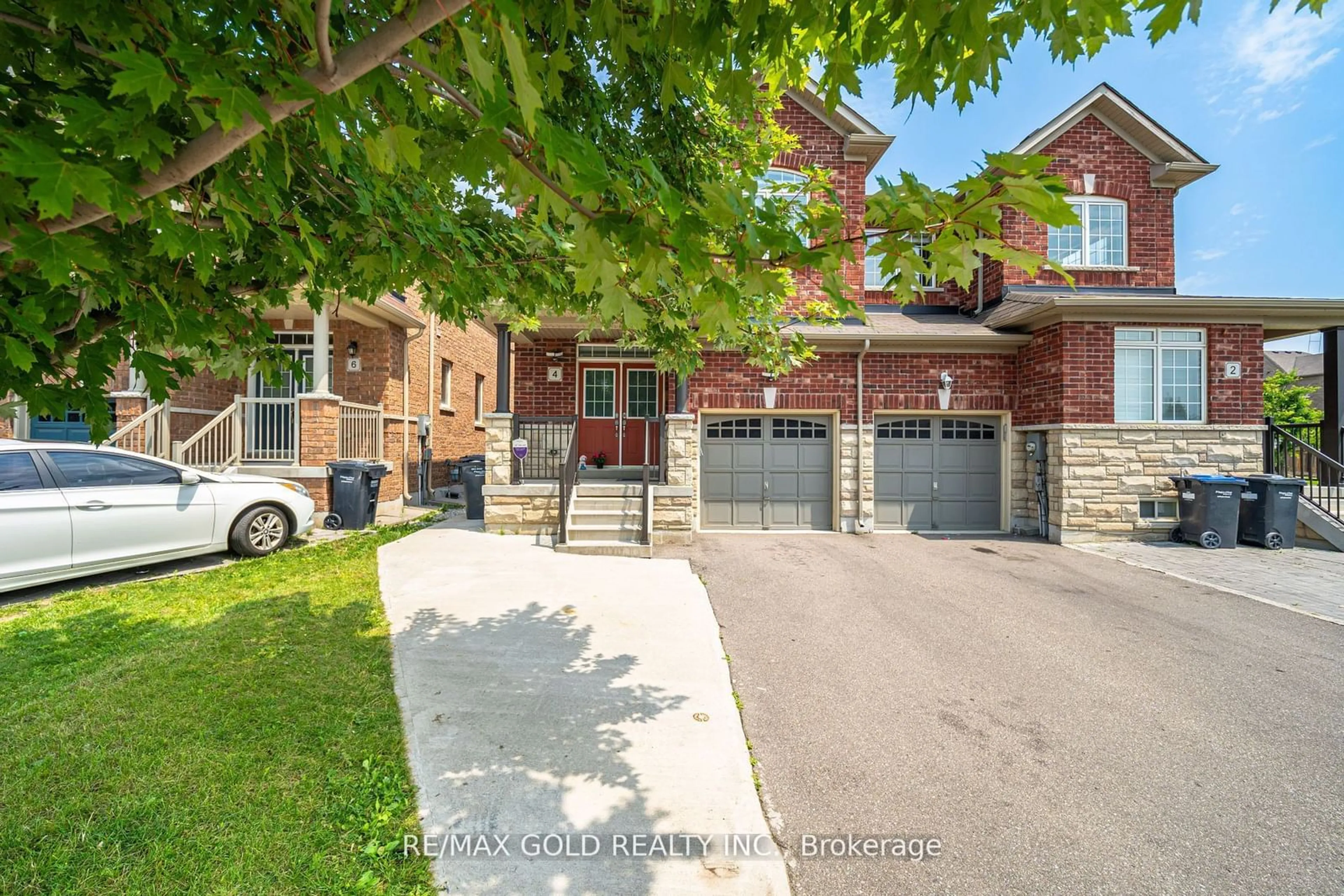 A pic from exterior of the house or condo, the street view for 4 Deer Ridge Tr, Caledon Ontario L7C 3Z7