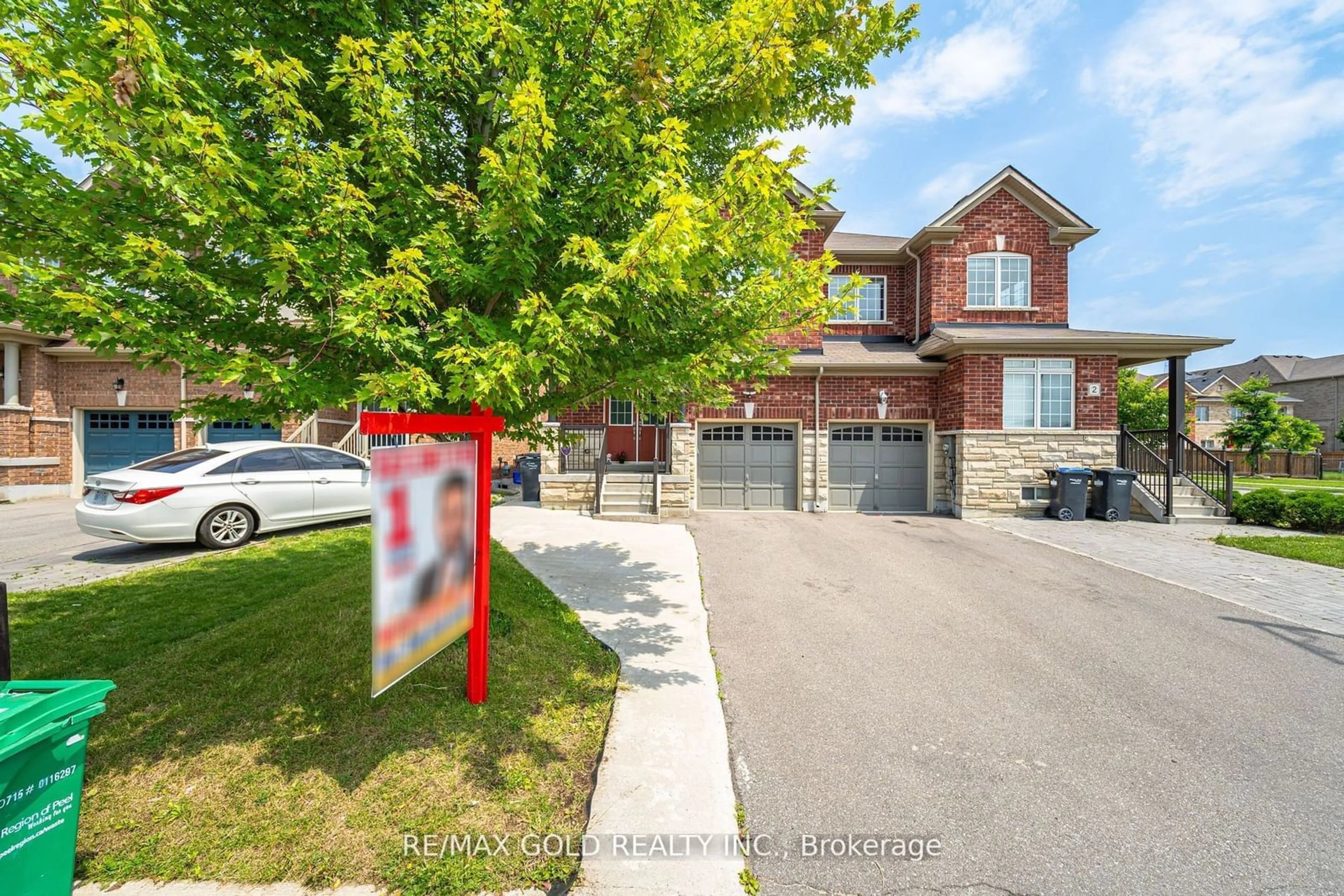 A pic from exterior of the house or condo, the street view for 4 Deer Ridge Tr, Caledon Ontario L7C 3Z7