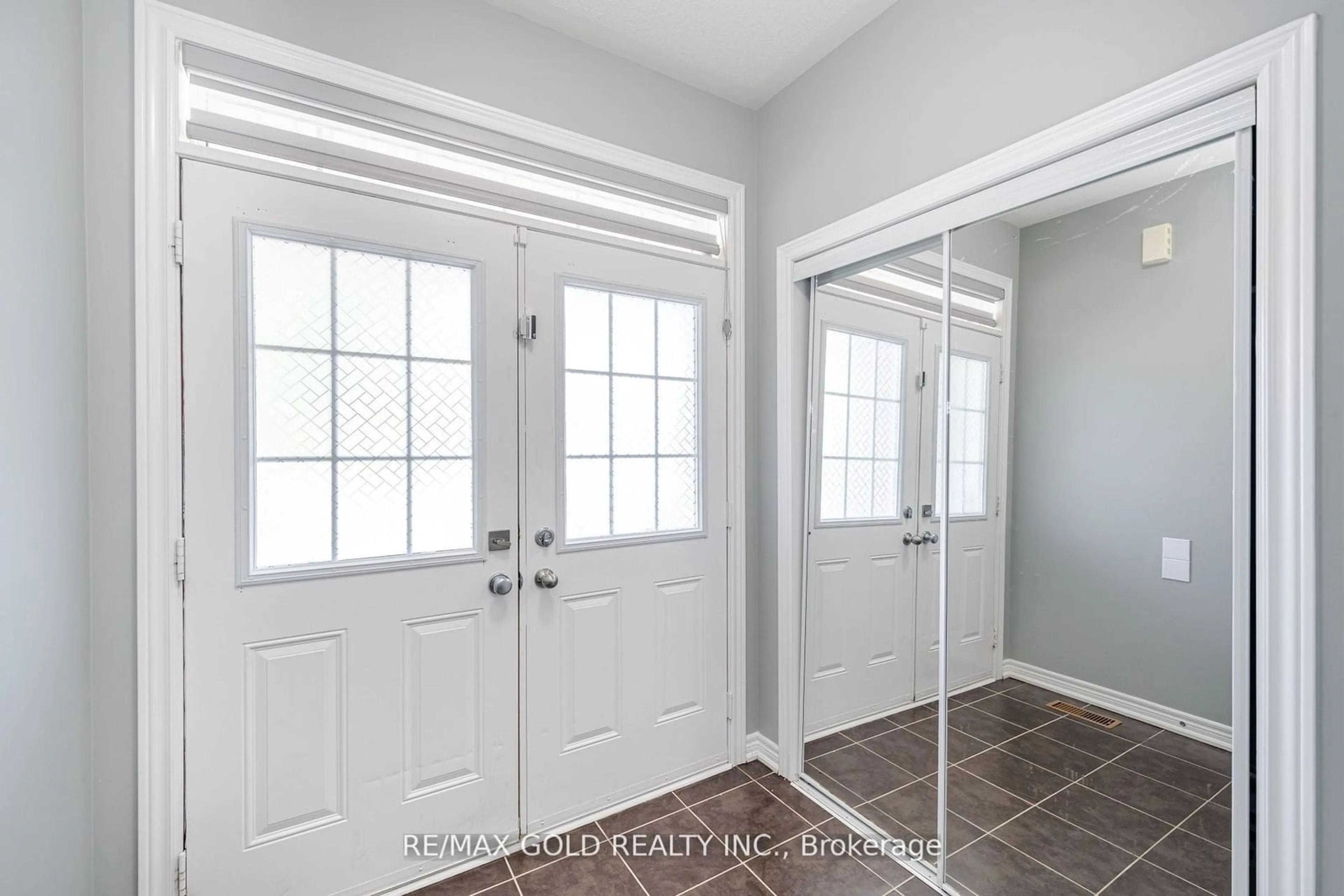 Indoor entryway, wood floors for 4 Deer Ridge Tr, Caledon Ontario L7C 3Z7