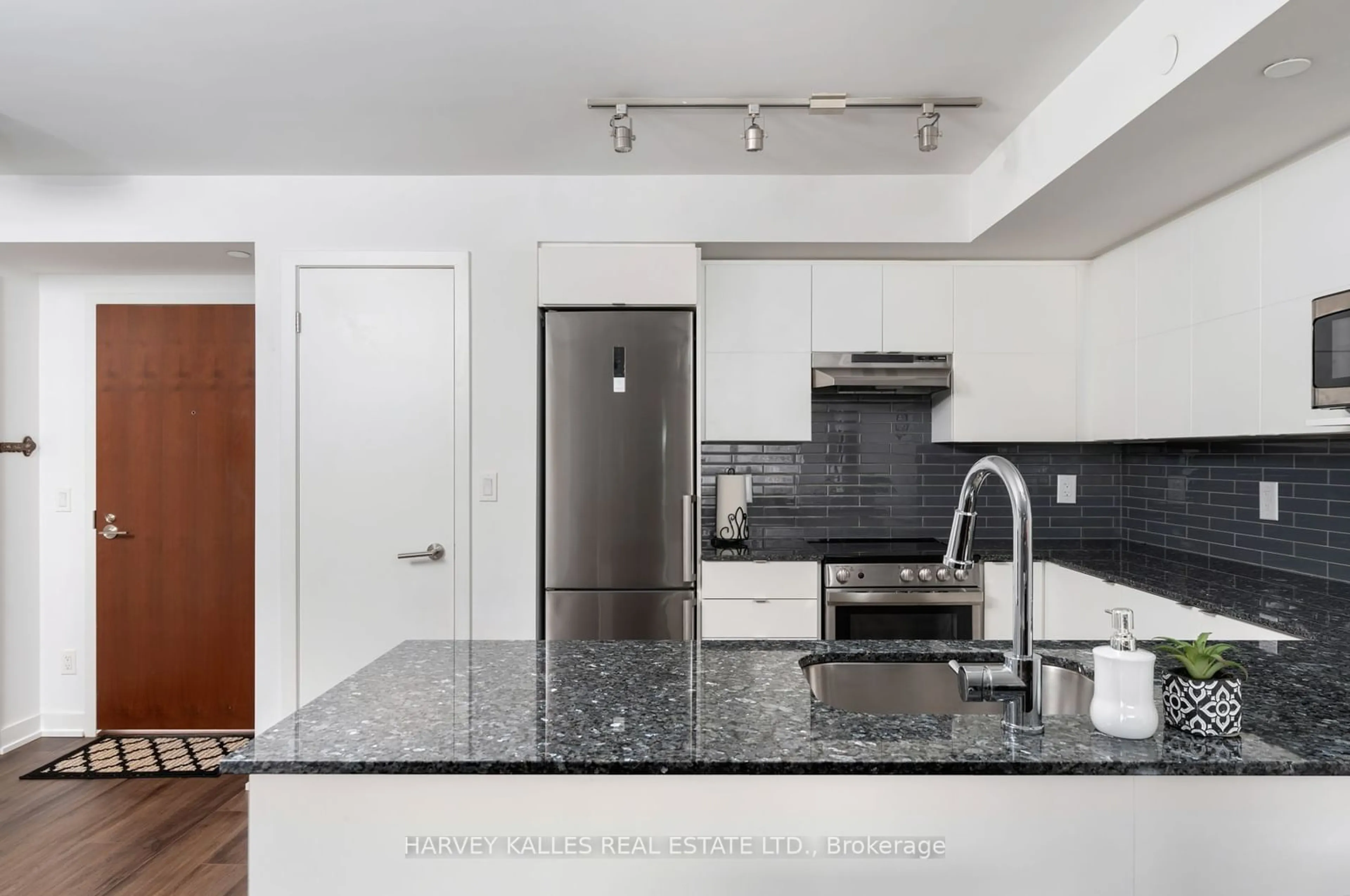 Standard kitchen, wood floors, mountain for 106 Varna Dr #Th 10, Toronto Ontario M6A 0C8