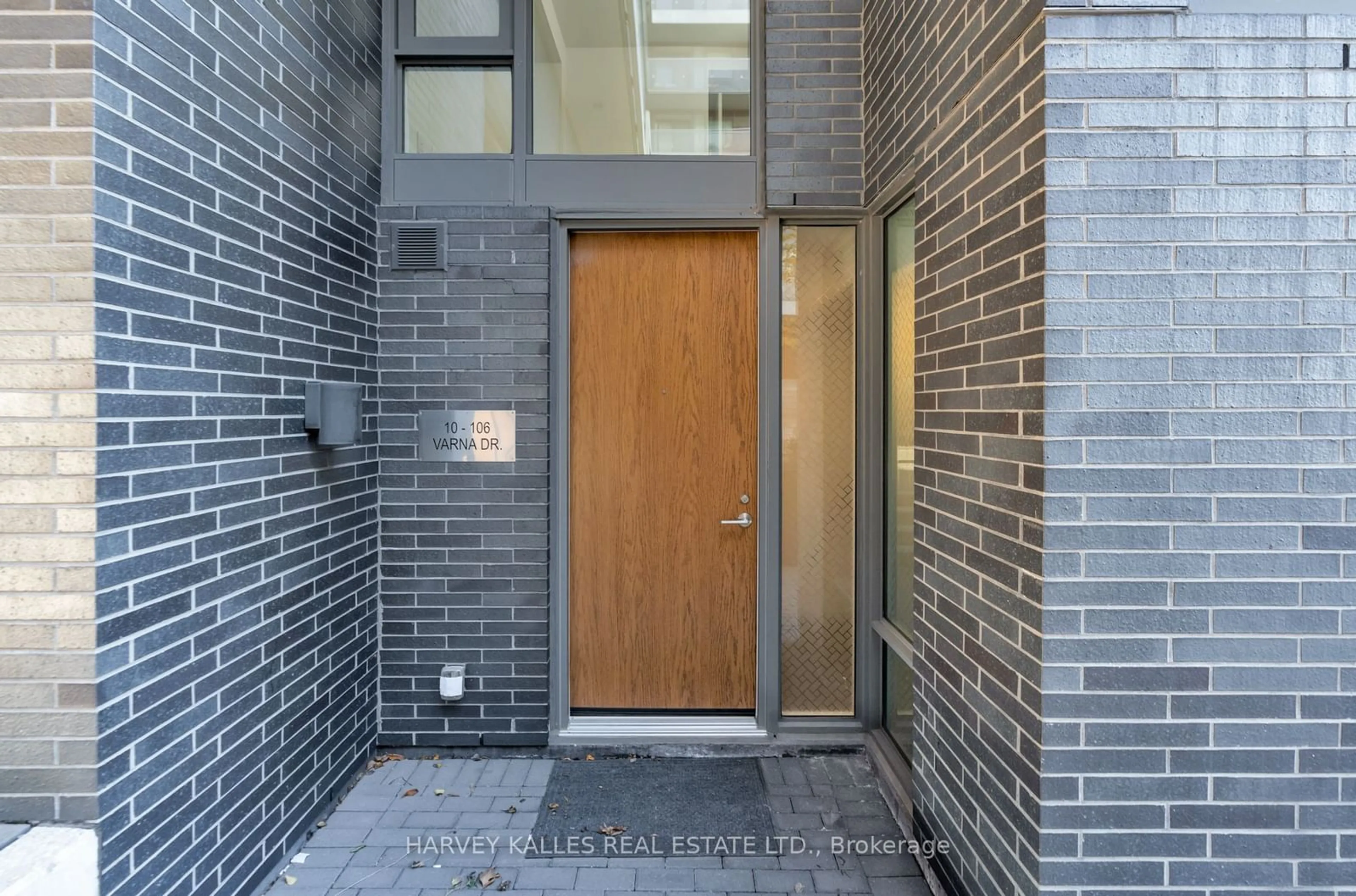 Indoor entryway, cement floor for 106 Varna Dr #Th 10, Toronto Ontario M6A 0C8