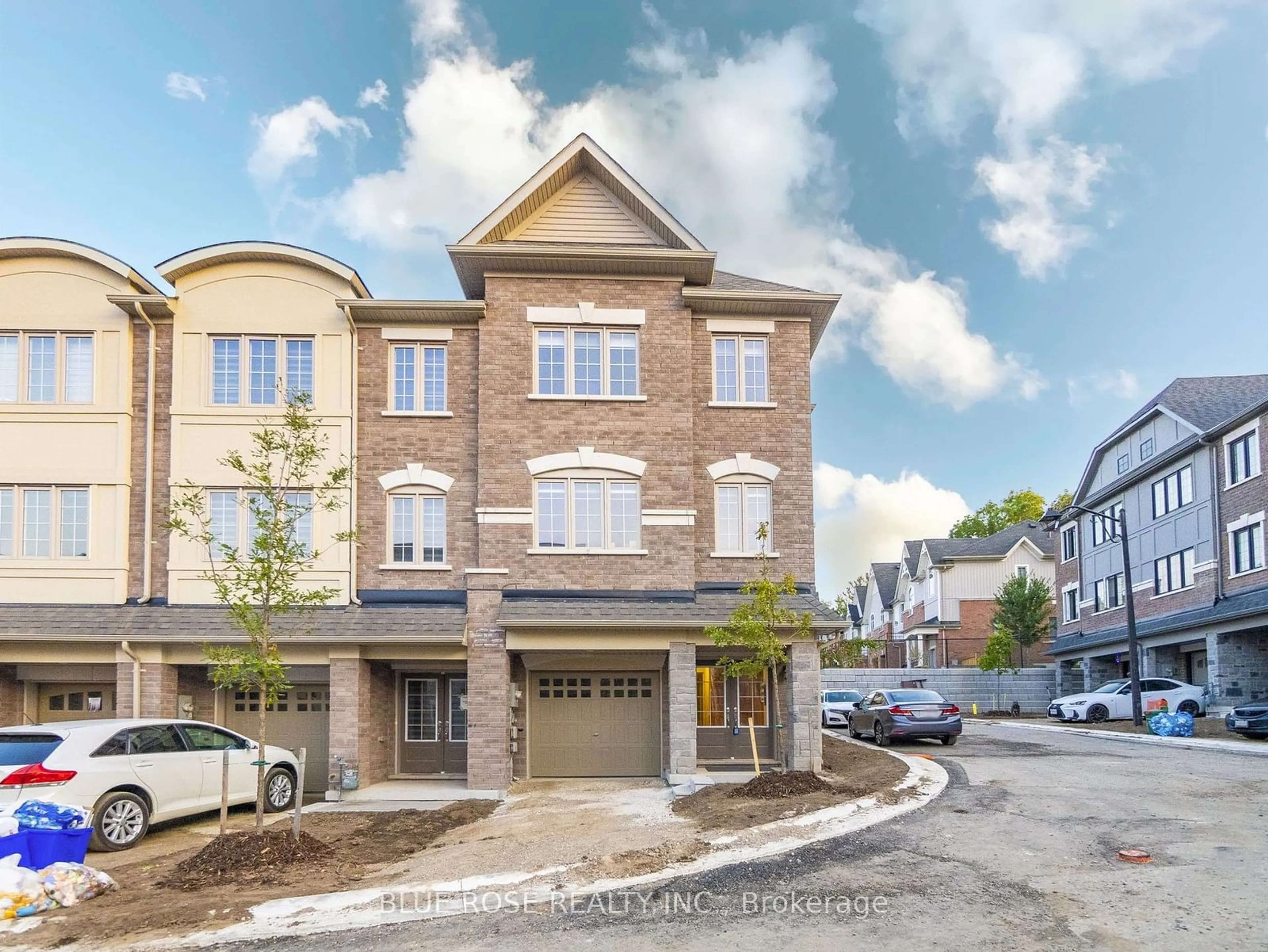 A pic from exterior of the house or condo, the street view for 68 First St #Unit 18, Orangeville Ontario L9W 2E3