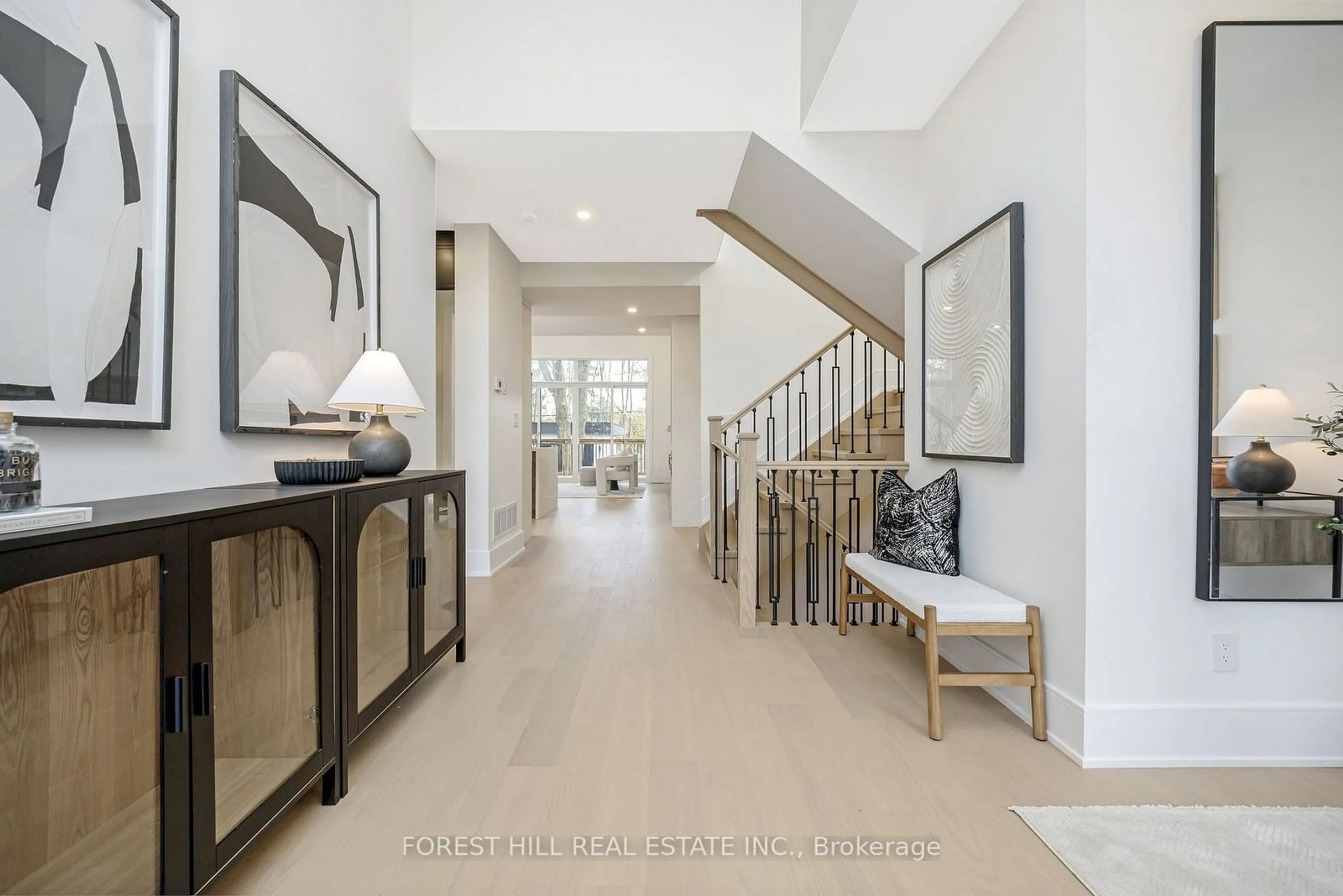 Indoor entryway, wood floors for 348 Kingsleigh Crt, Milton Ontario L9T 1X7