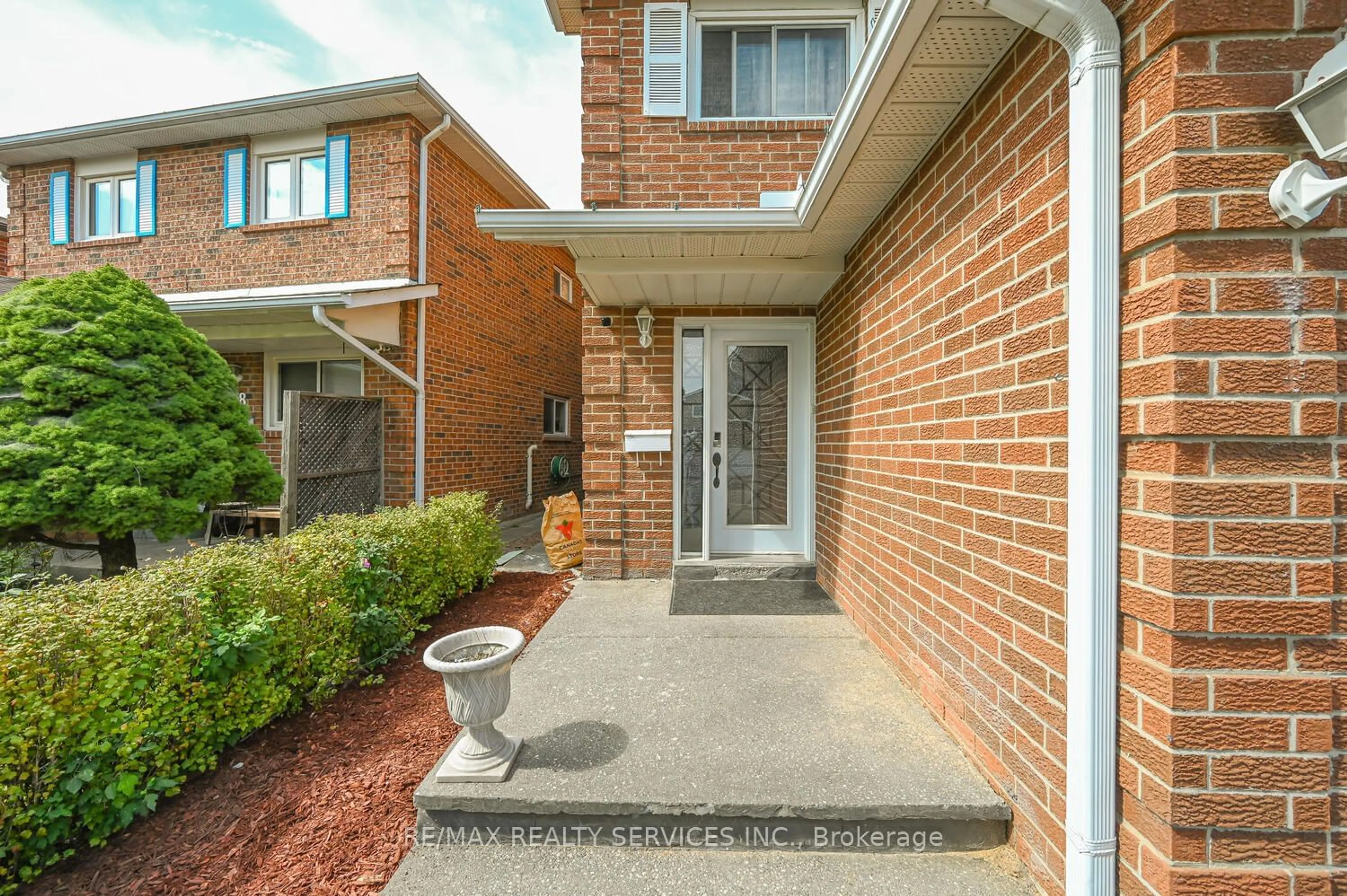 A pic from exterior of the house or condo, the street view for 70 Crenshaw Crt, Brampton Ontario L6Z 1W9