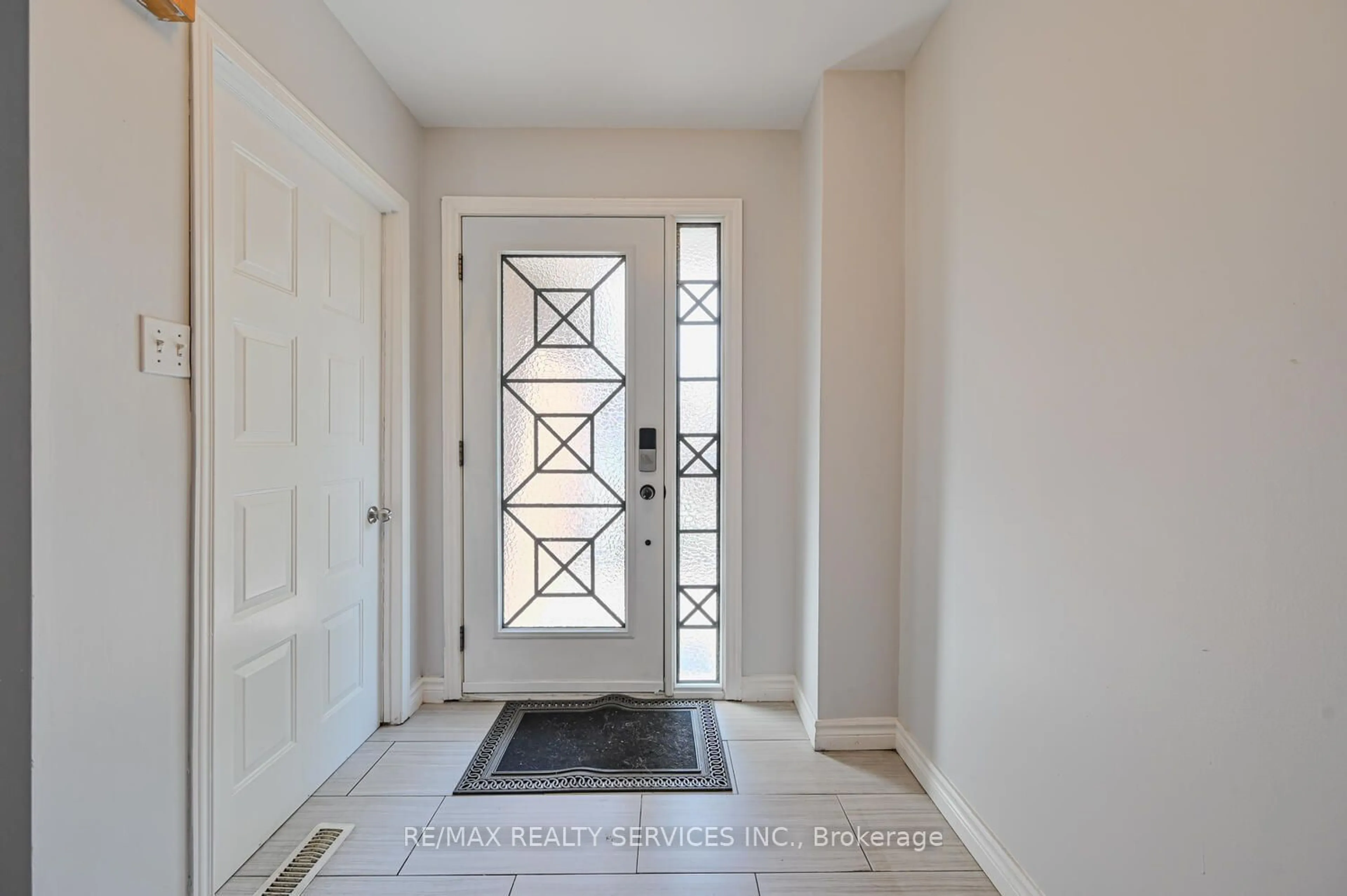 Indoor entryway, wood floors for 70 Crenshaw Crt, Brampton Ontario L6Z 1W9