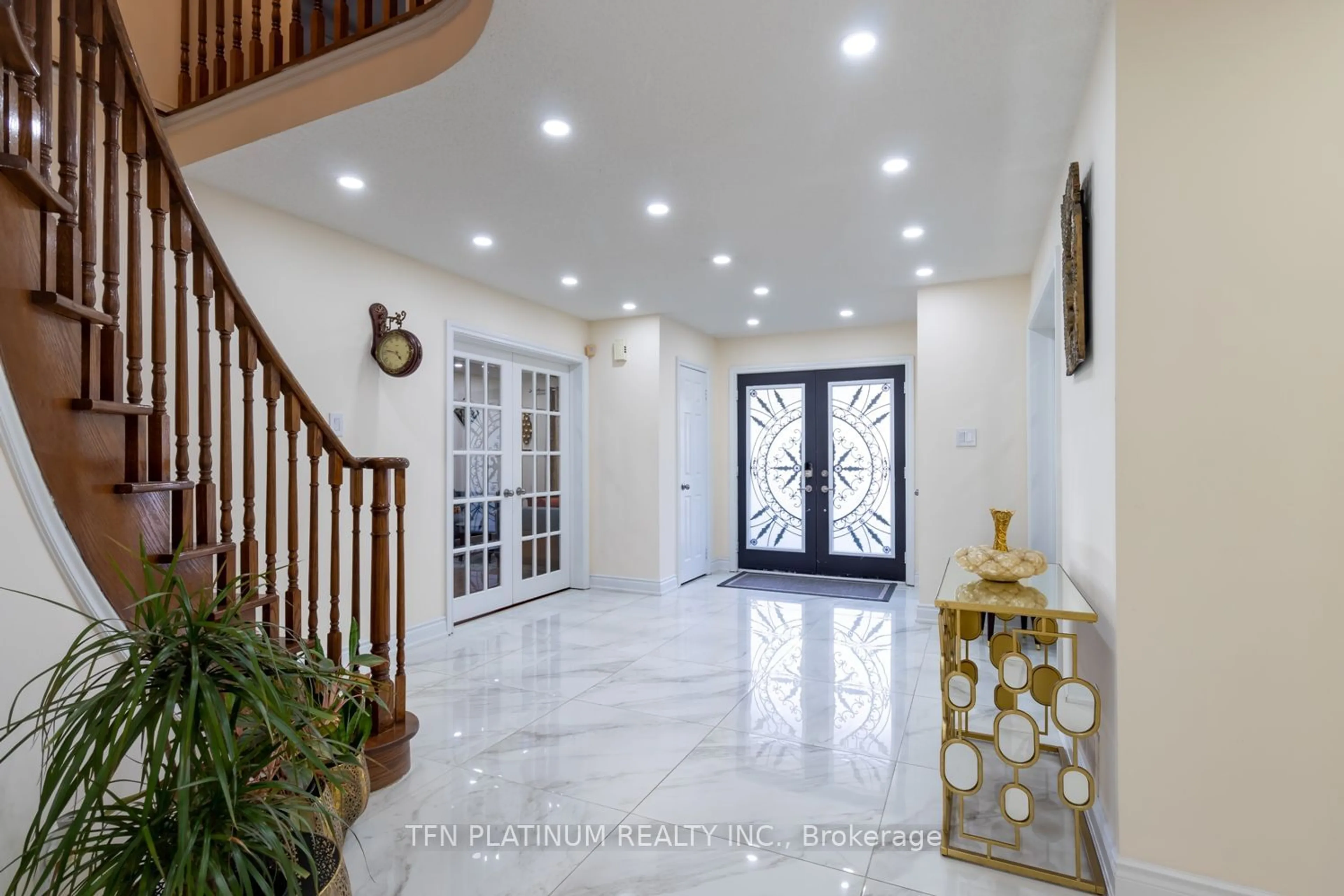 Indoor foyer, ceramic floors for 8 Tremont Crt, Brampton Ontario L6Z 4C8