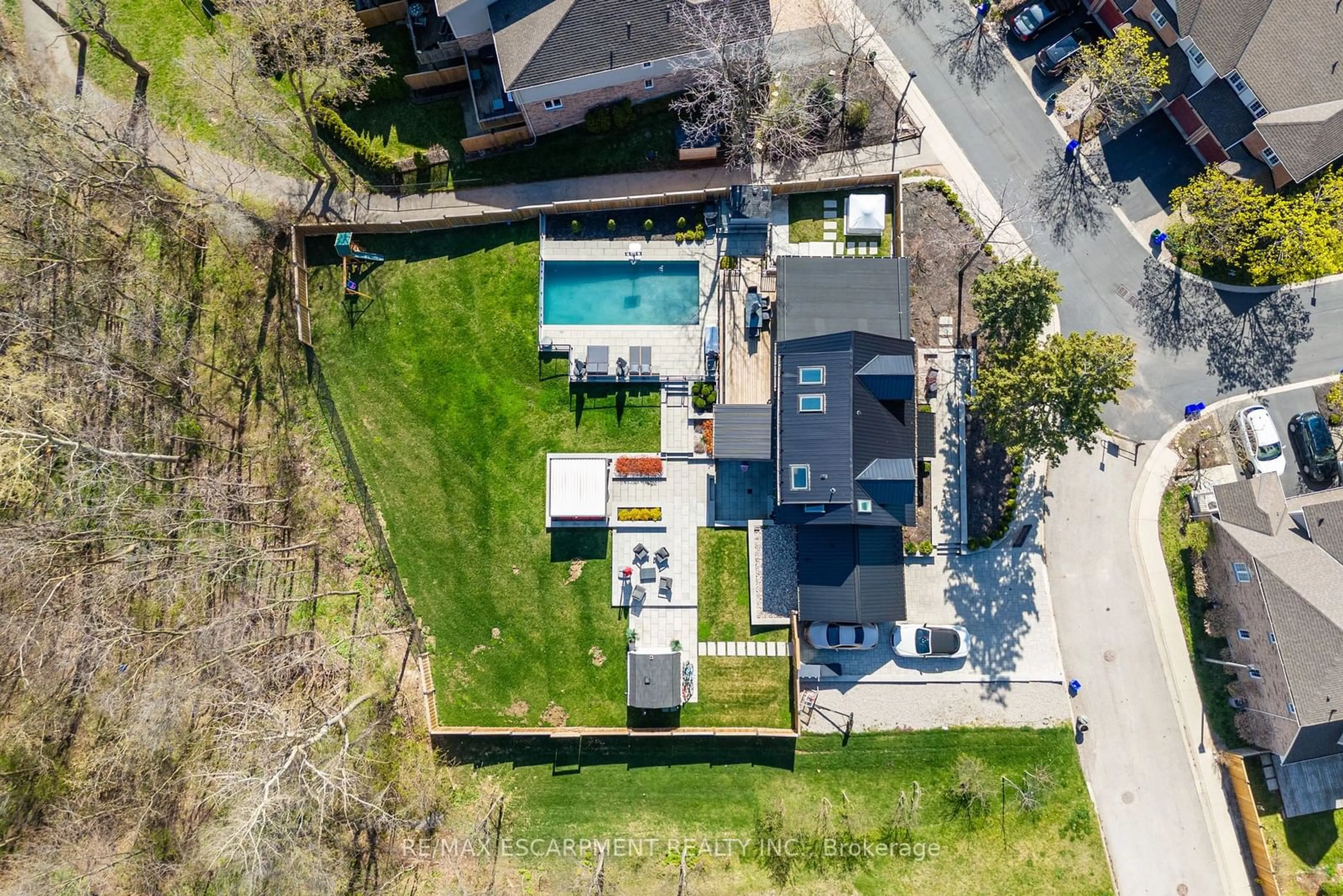 Frontside or backside of a home, the fenced backyard for 676 Bayshore Blvd, Burlington Ontario L7T 1T2