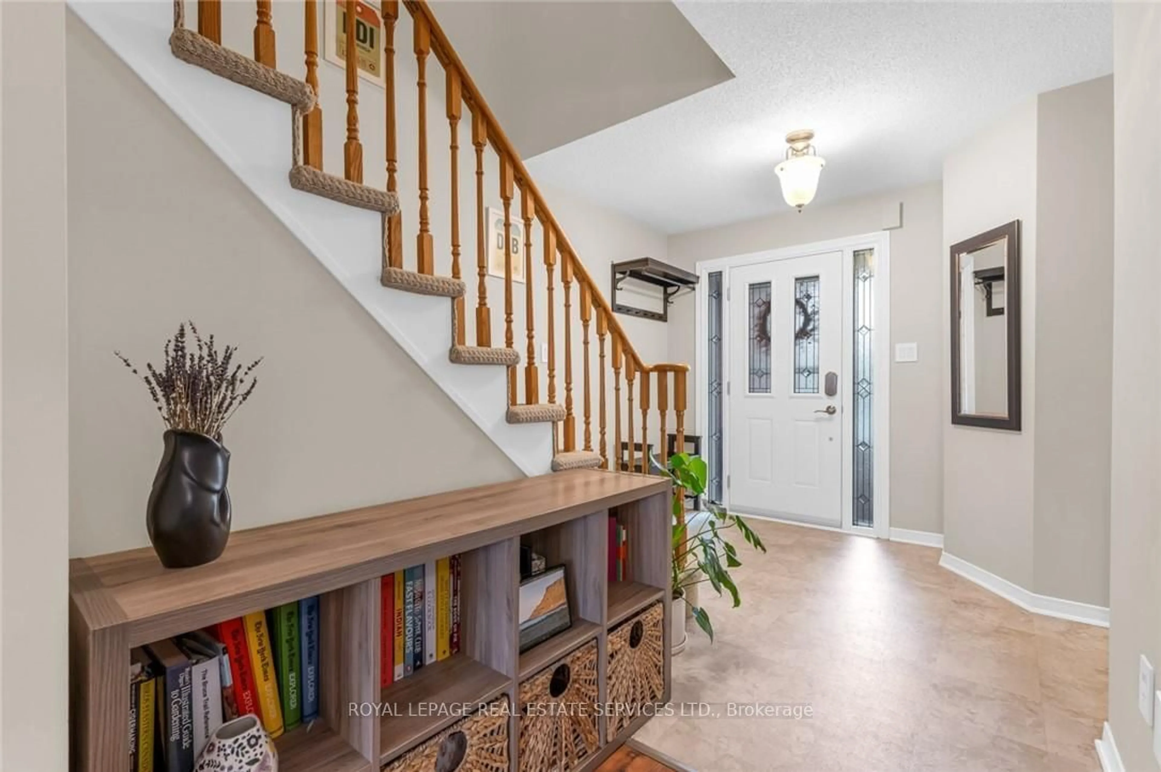 Indoor entryway, wood floors for 591 Taylor Cres, Burlington Ontario L7L 6J7