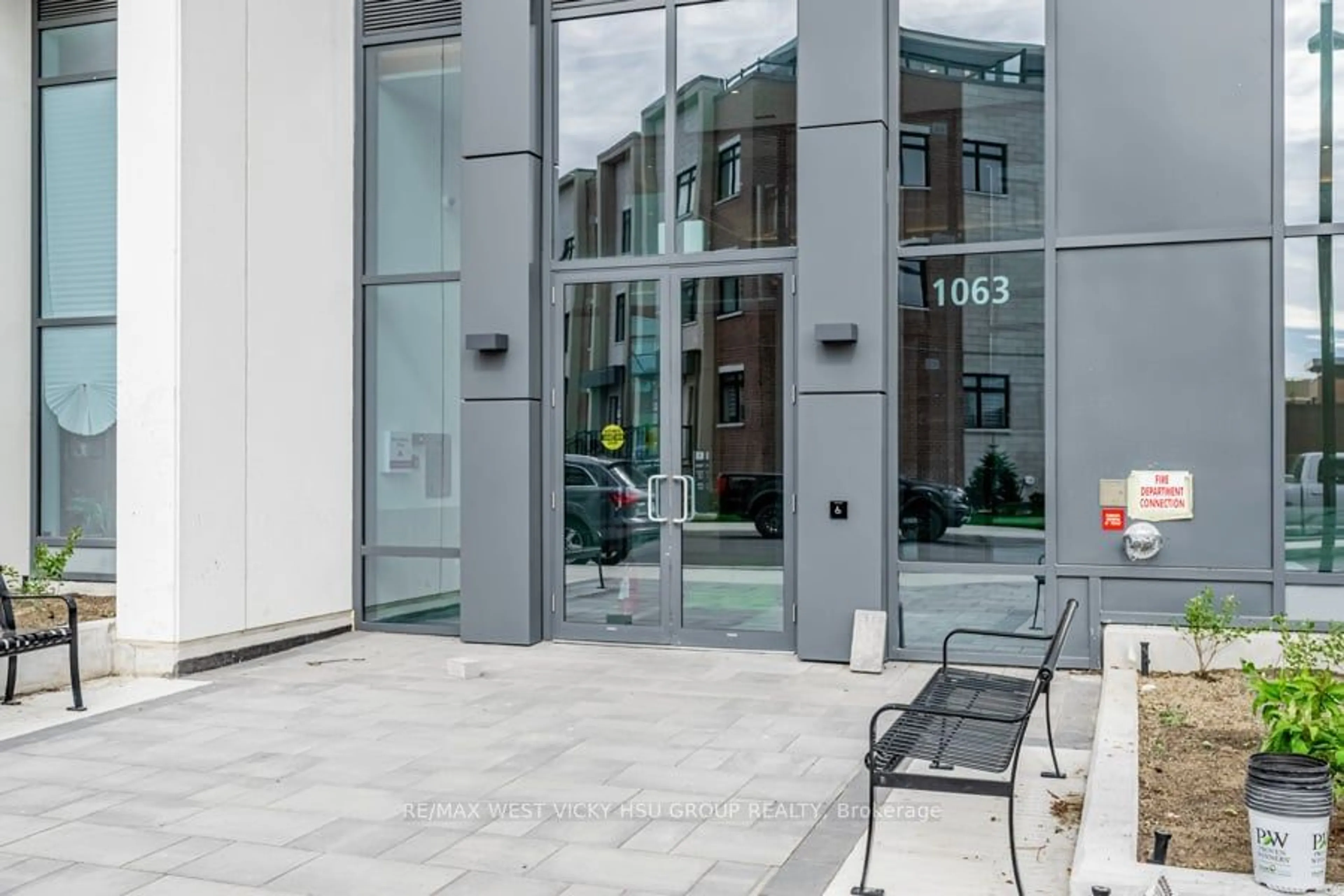 Indoor foyer, ceramic floors for 1063 Douglas Mccurdy Comm Circ #1006, Mississauga Ontario L5G 0C5