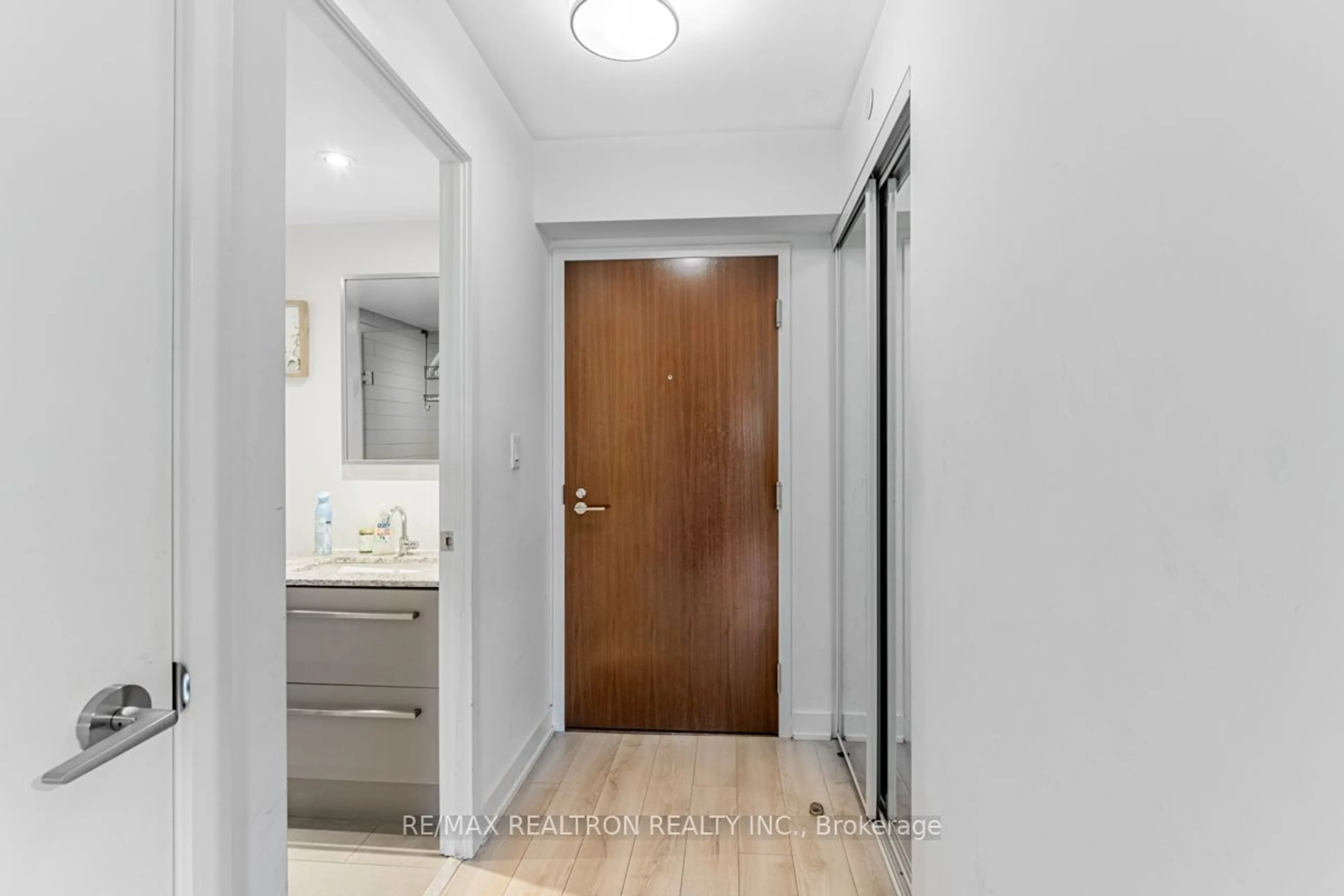 Indoor entryway, wood floors for 160 Flemington Rd #512, Toronto Ontario M6A 2N9