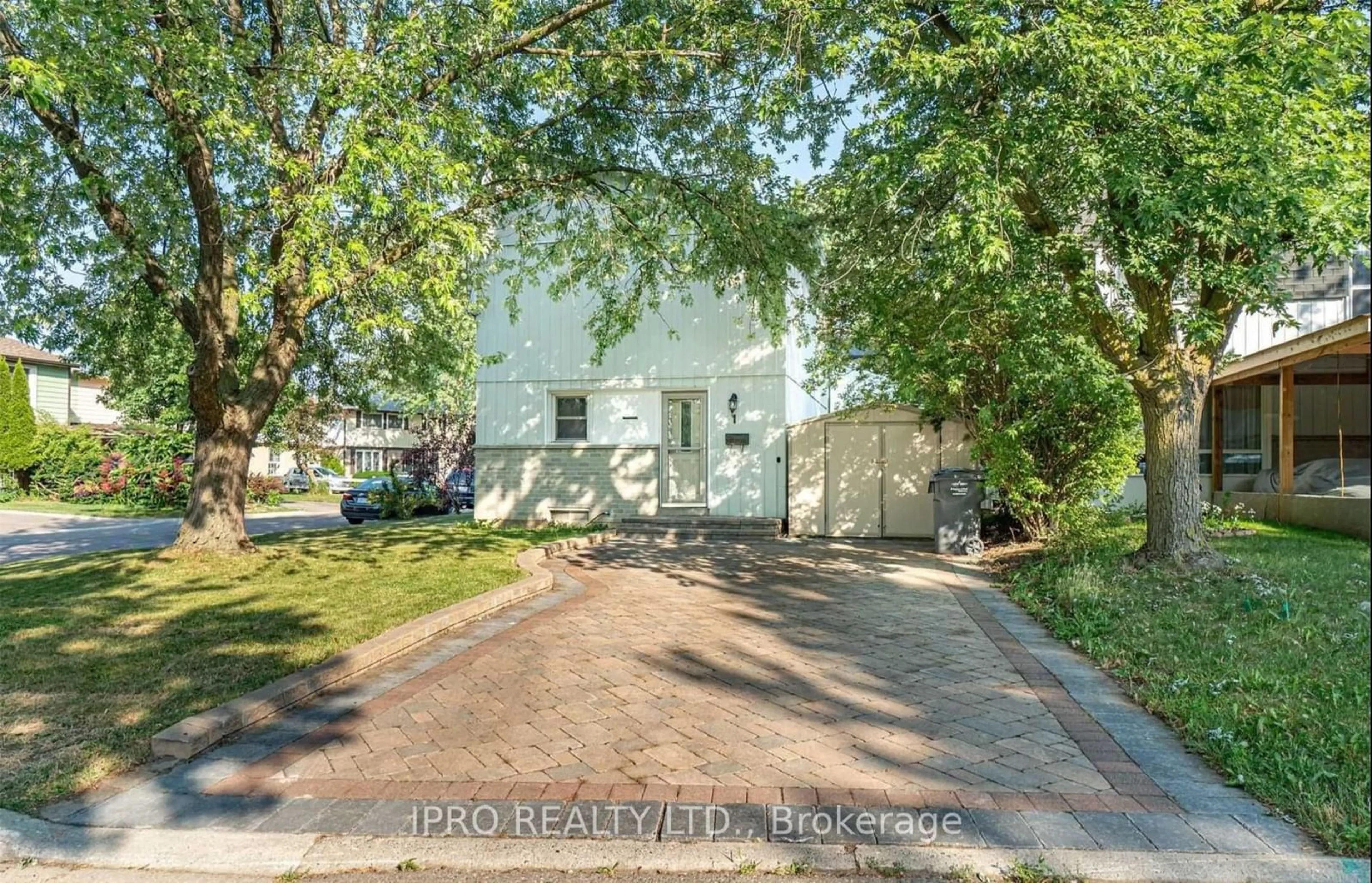 A pic from exterior of the house or condo, the street view for 1 Garrison Sq, Brampton Ontario L6S 2H3