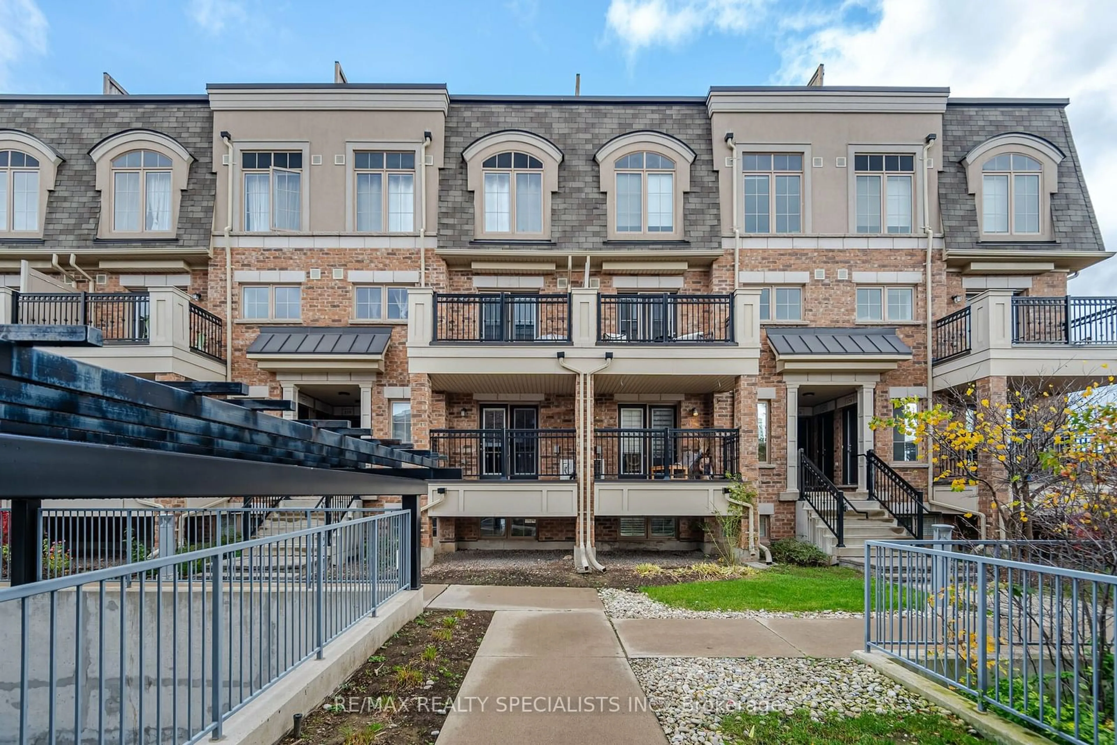 A pic from exterior of the house or condo, the front or back of building for 2441 Greenwich Dr #122, Oakville Ontario L6M 0S3