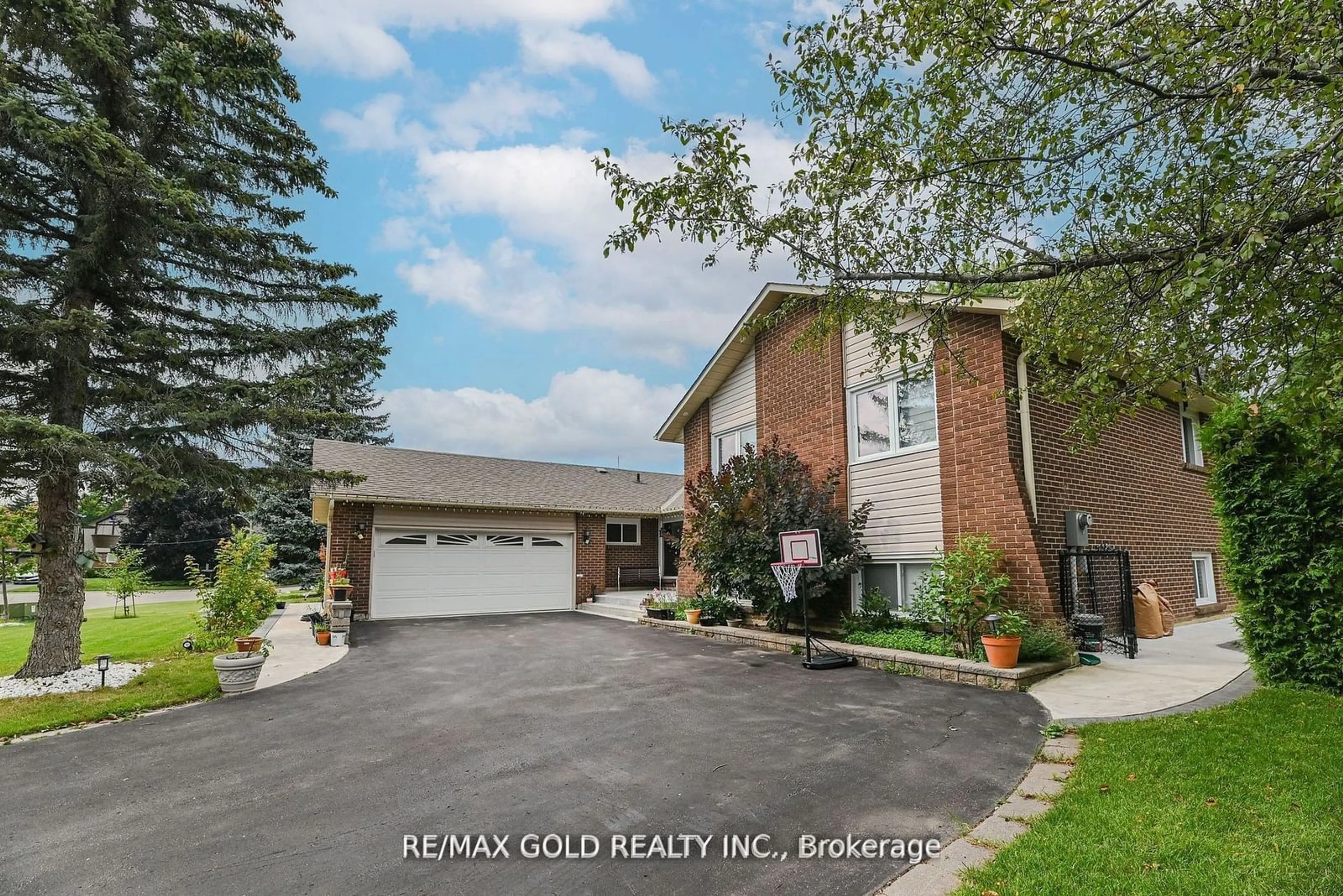 Home with brick exterior material for 42 Boreham Circ, Brampton Ontario L6Z 1T4