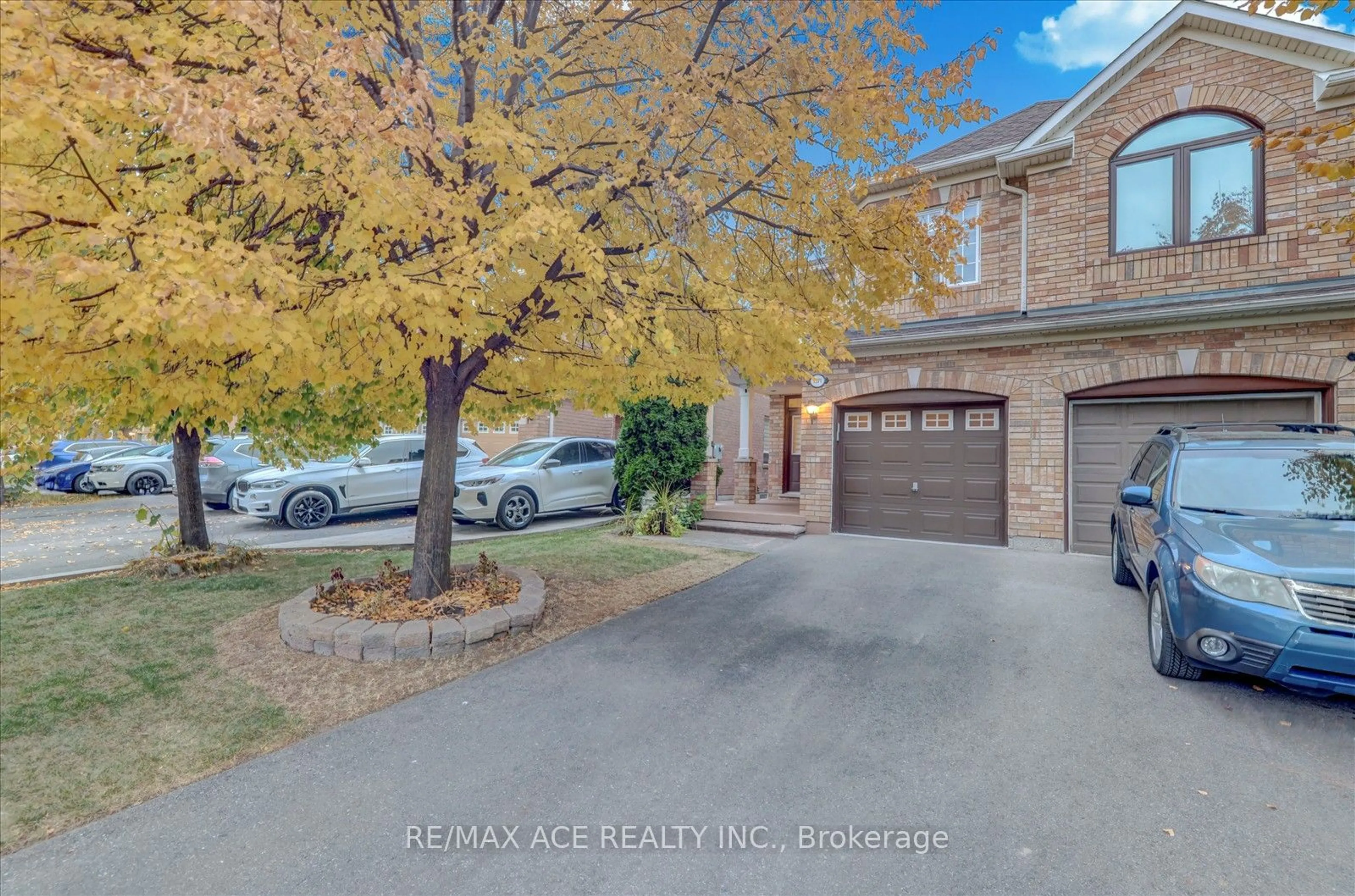 A pic from exterior of the house or condo, the street view for 1371 Weir Chse, Mississauga Ontario L5V 2X1