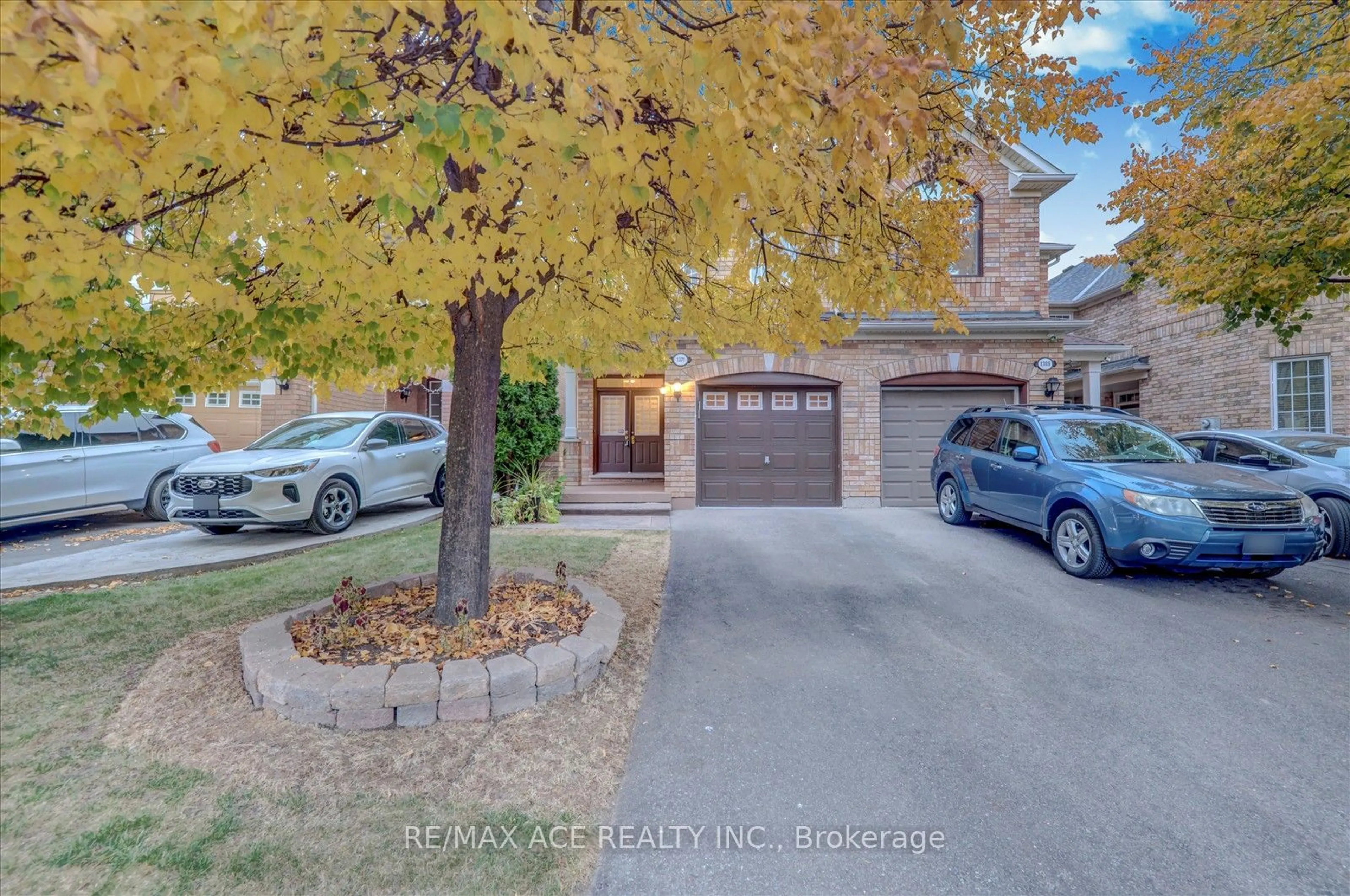 A pic from exterior of the house or condo, the street view for 1371 Weir Chse, Mississauga Ontario L5V 2X1