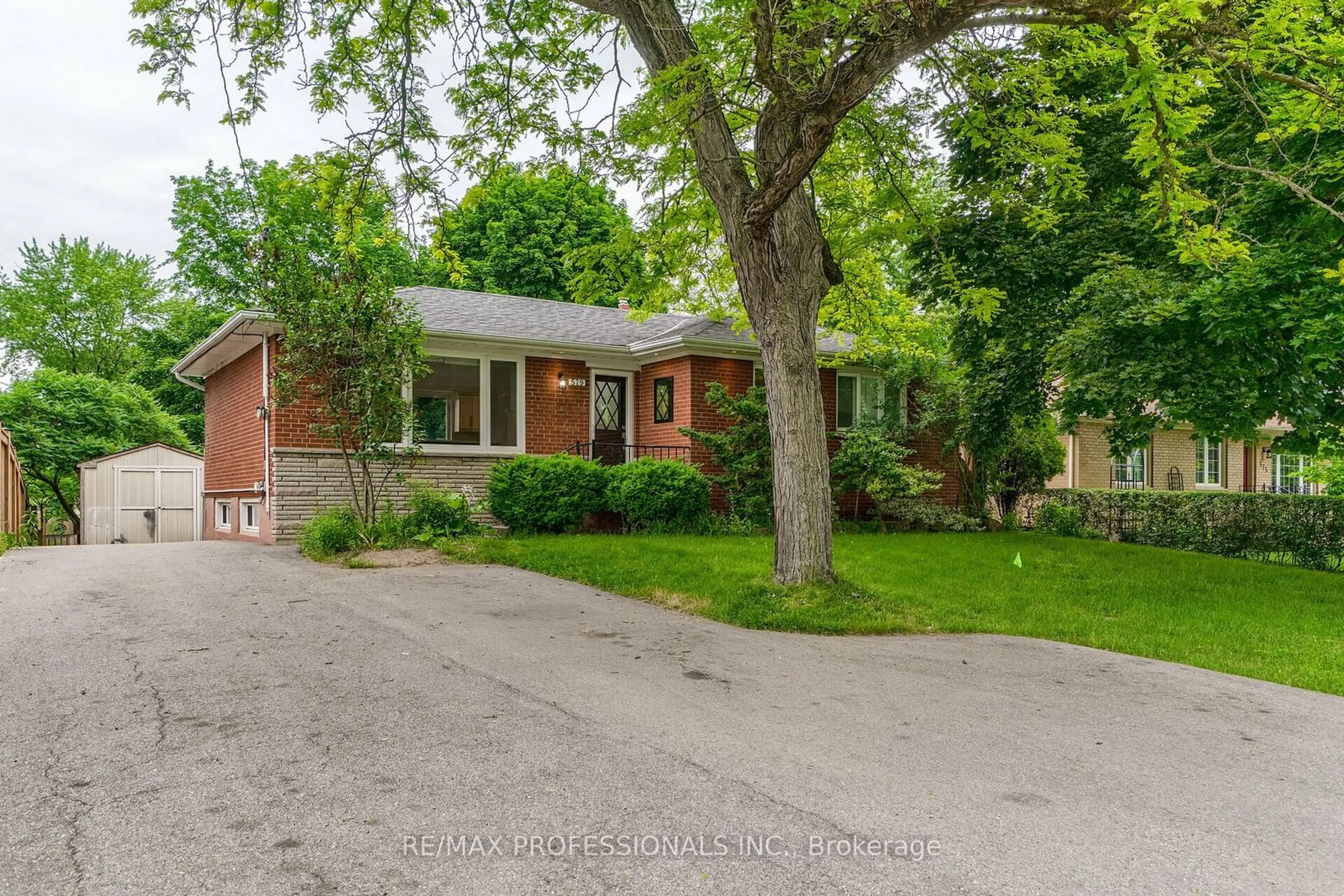 Frontside or backside of a home, the street view for 579 Lees Lane, Oakville Ontario L6L 4T6