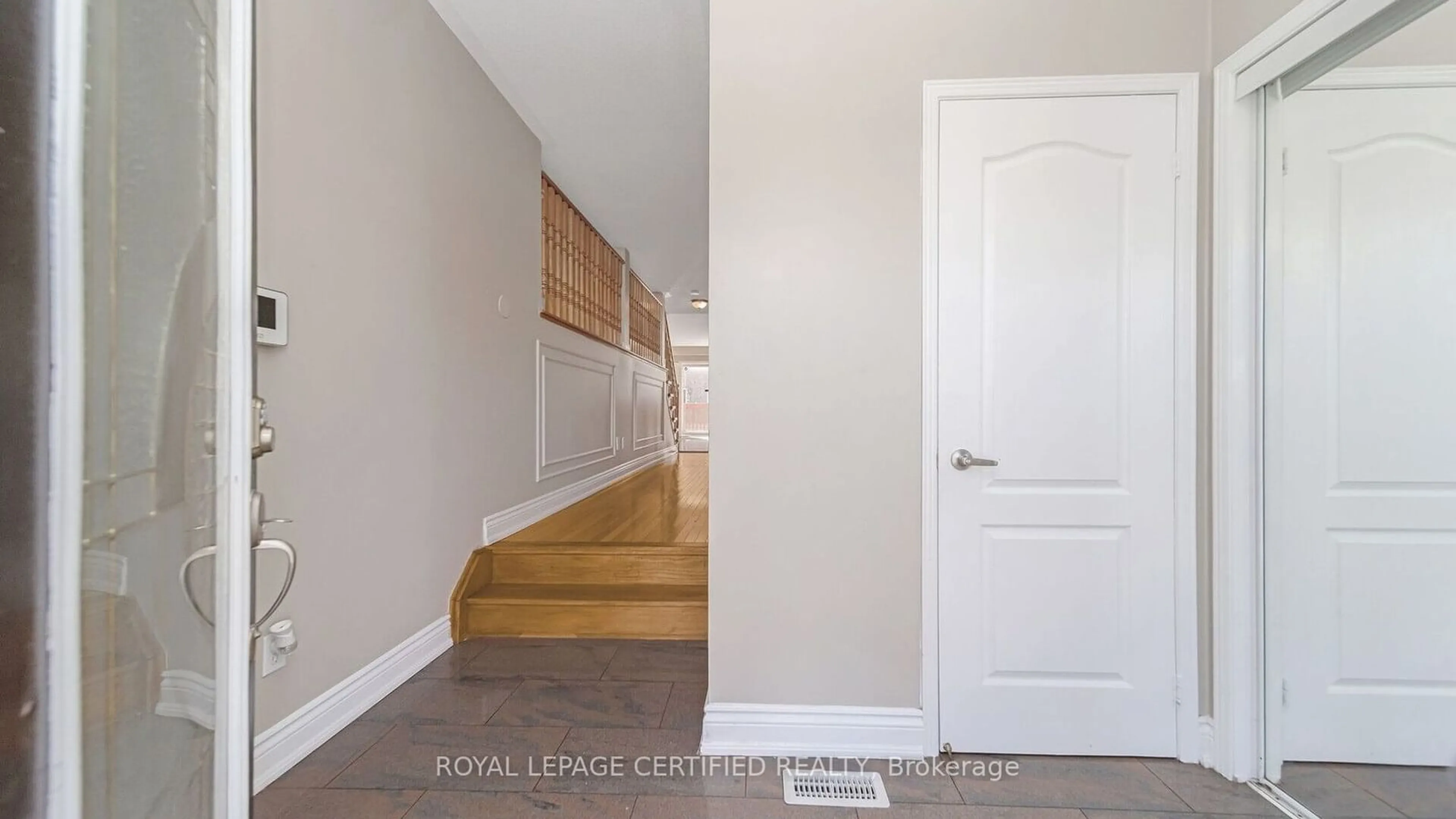 Indoor entryway, wood floors for 130 Edenbrook Hill Dr, Brampton Ontario L7A 2R3