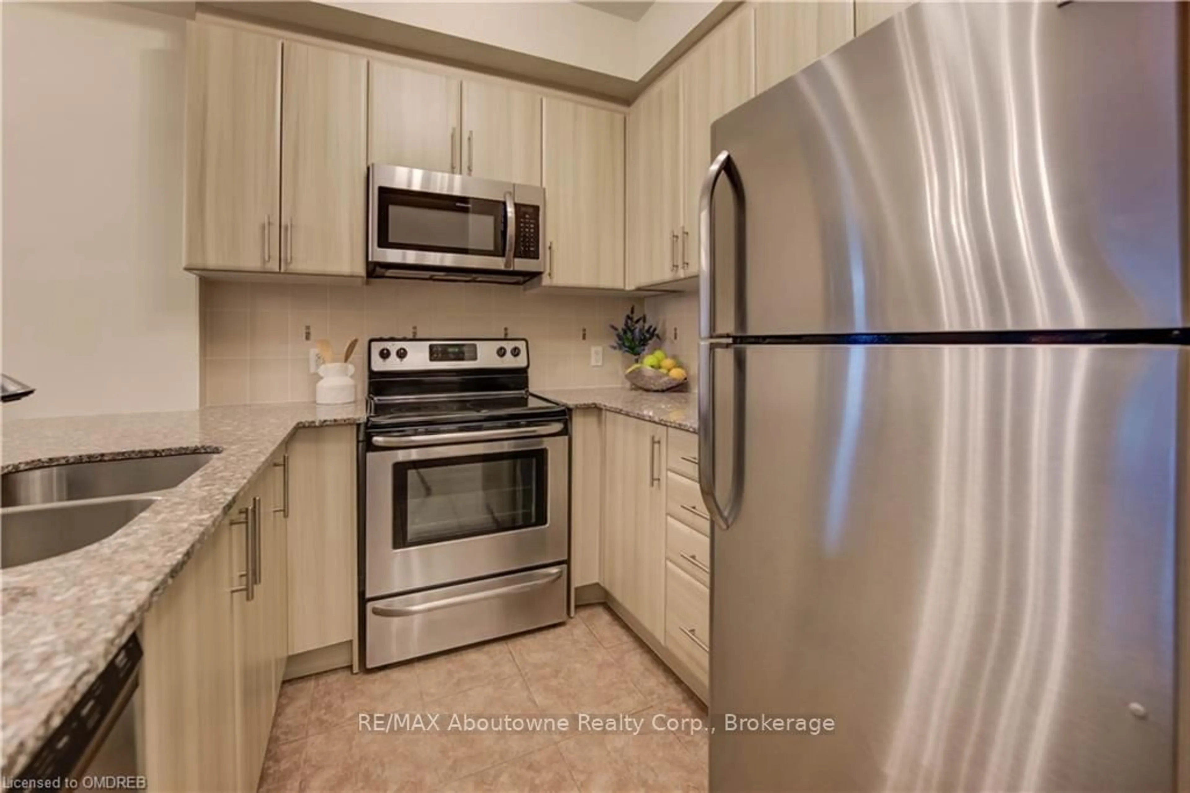 Standard kitchen for 216 OAK PARK Blvd #226, Oakville Ontario L6H 7S8