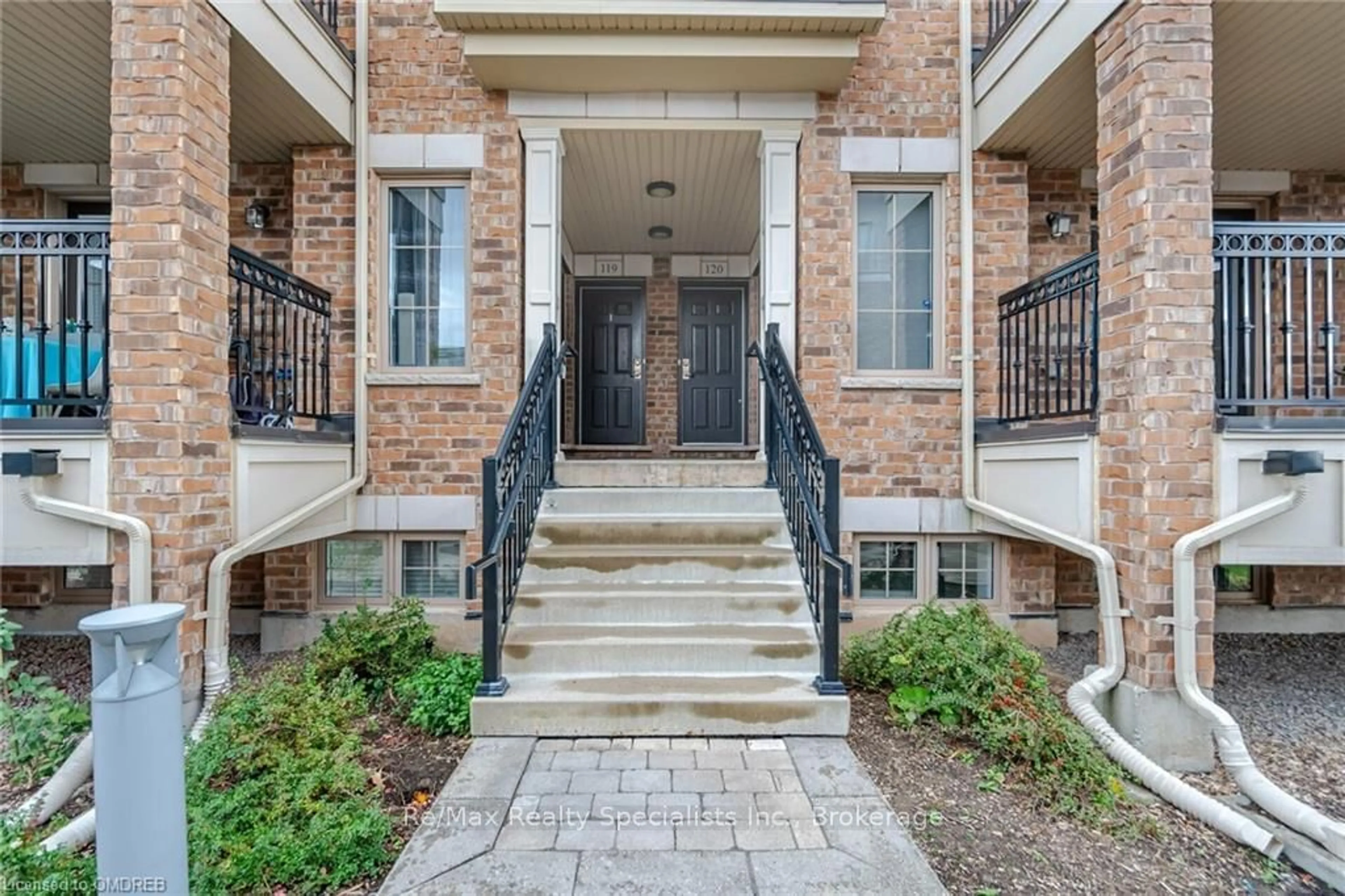 A pic from exterior of the house or condo, the front or back of building for 2441 GREENWICH Dr #122, Oakville Ontario L6M 0S3