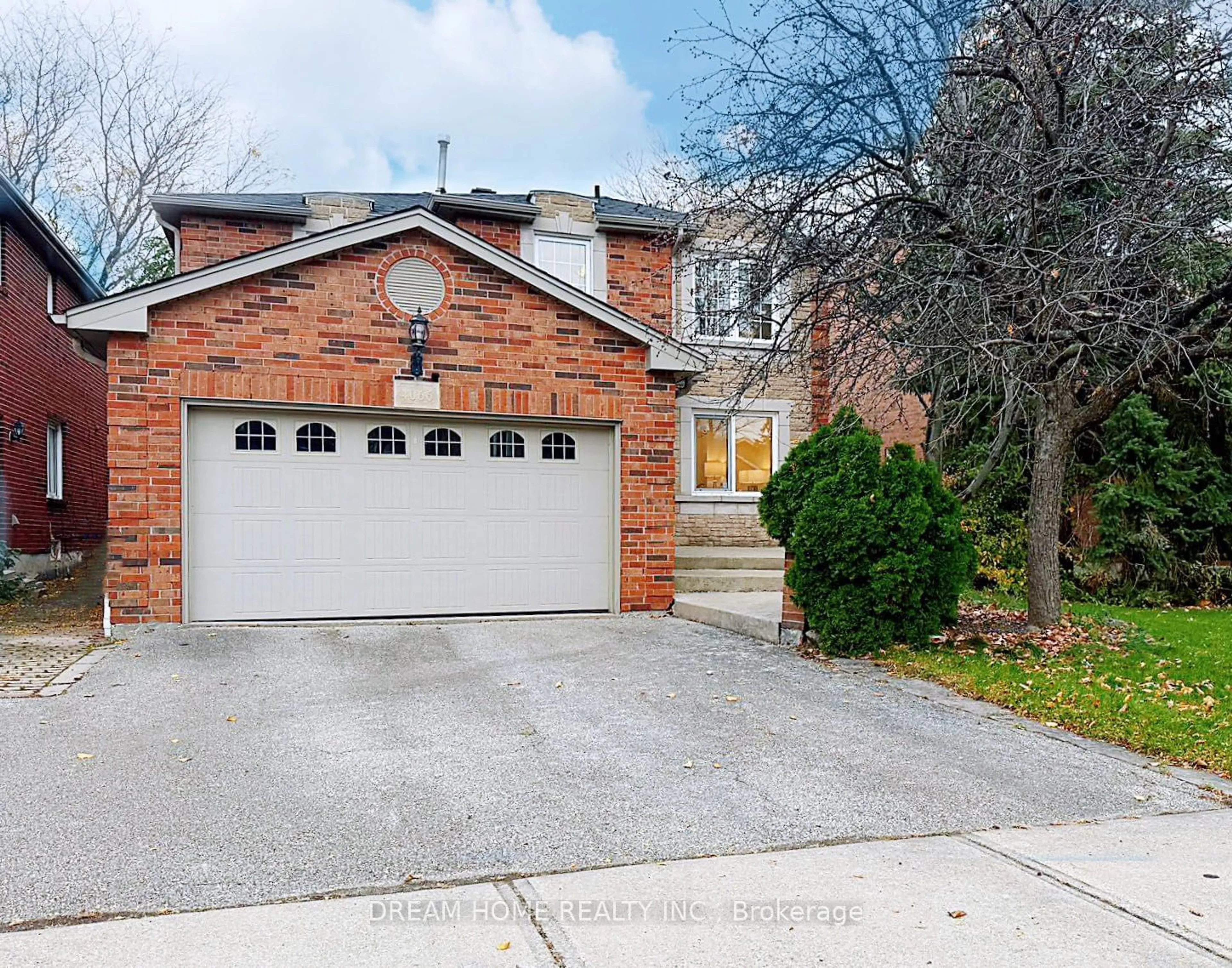 Frontside or backside of a home, the street view for 4066 Renfrew Cres, Mississauga Ontario L5L 4J8