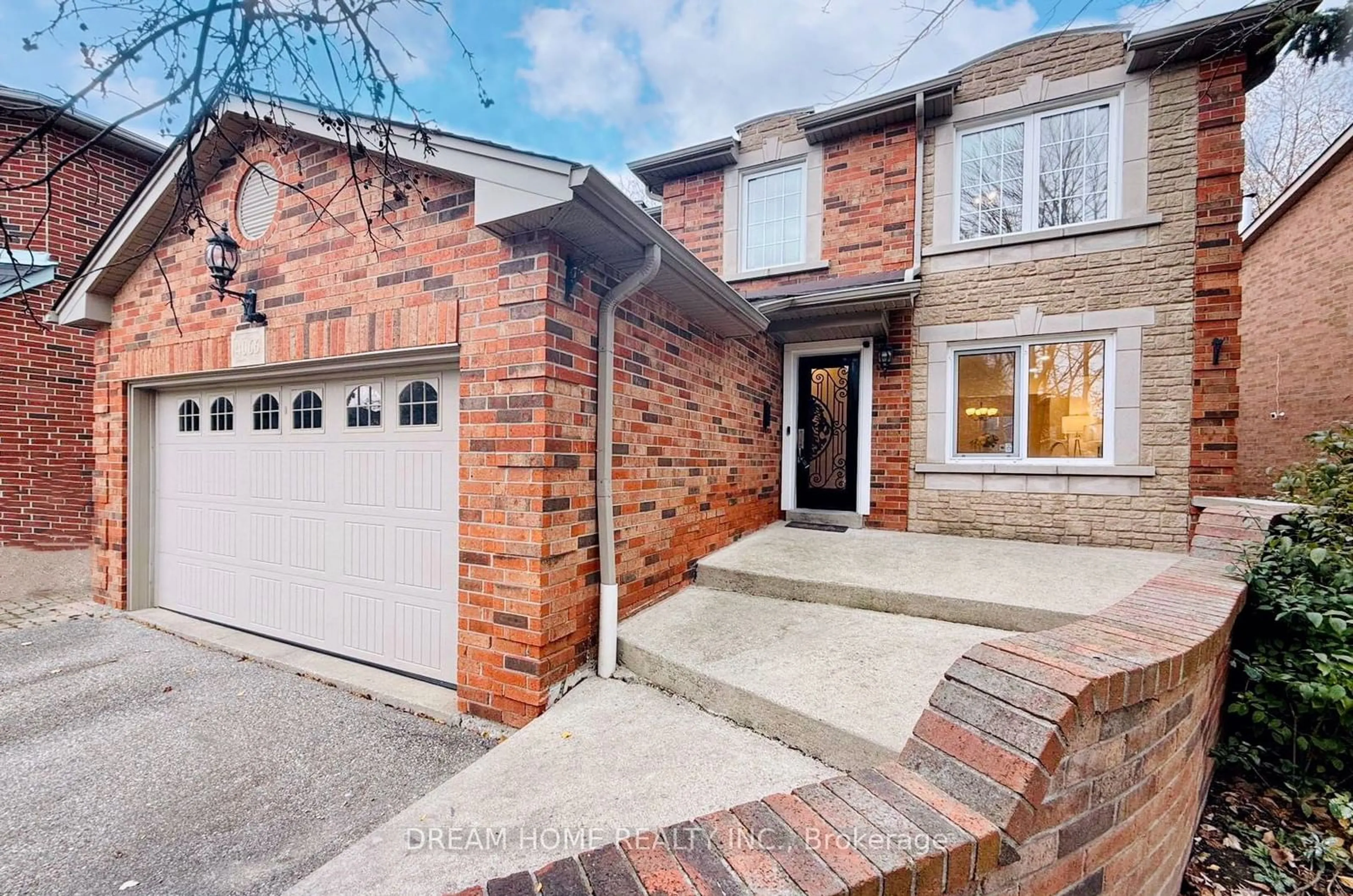 Home with brick exterior material for 4066 Renfrew Cres, Mississauga Ontario L5L 4J8