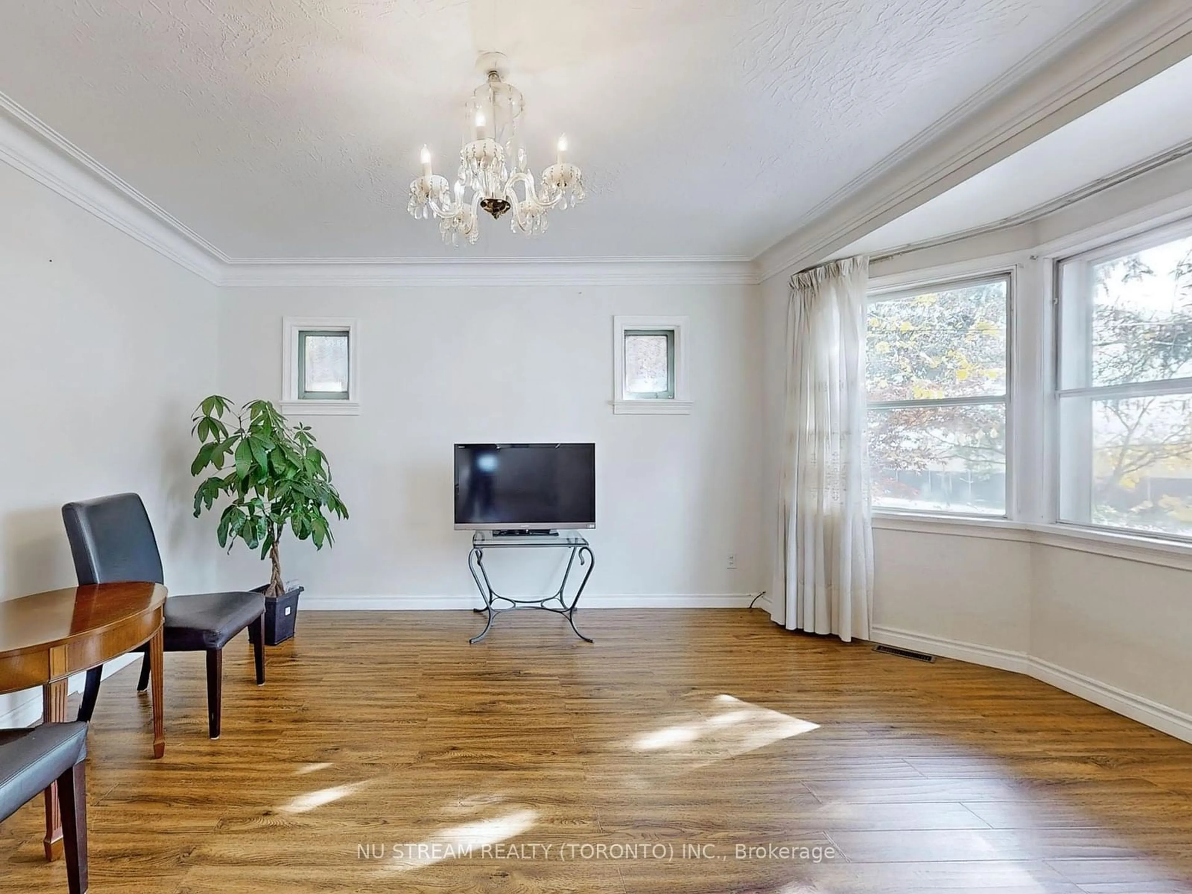 A pic of a room, wood floors for 23 Mississauga Rd, Mississauga Ontario L5H 2H2