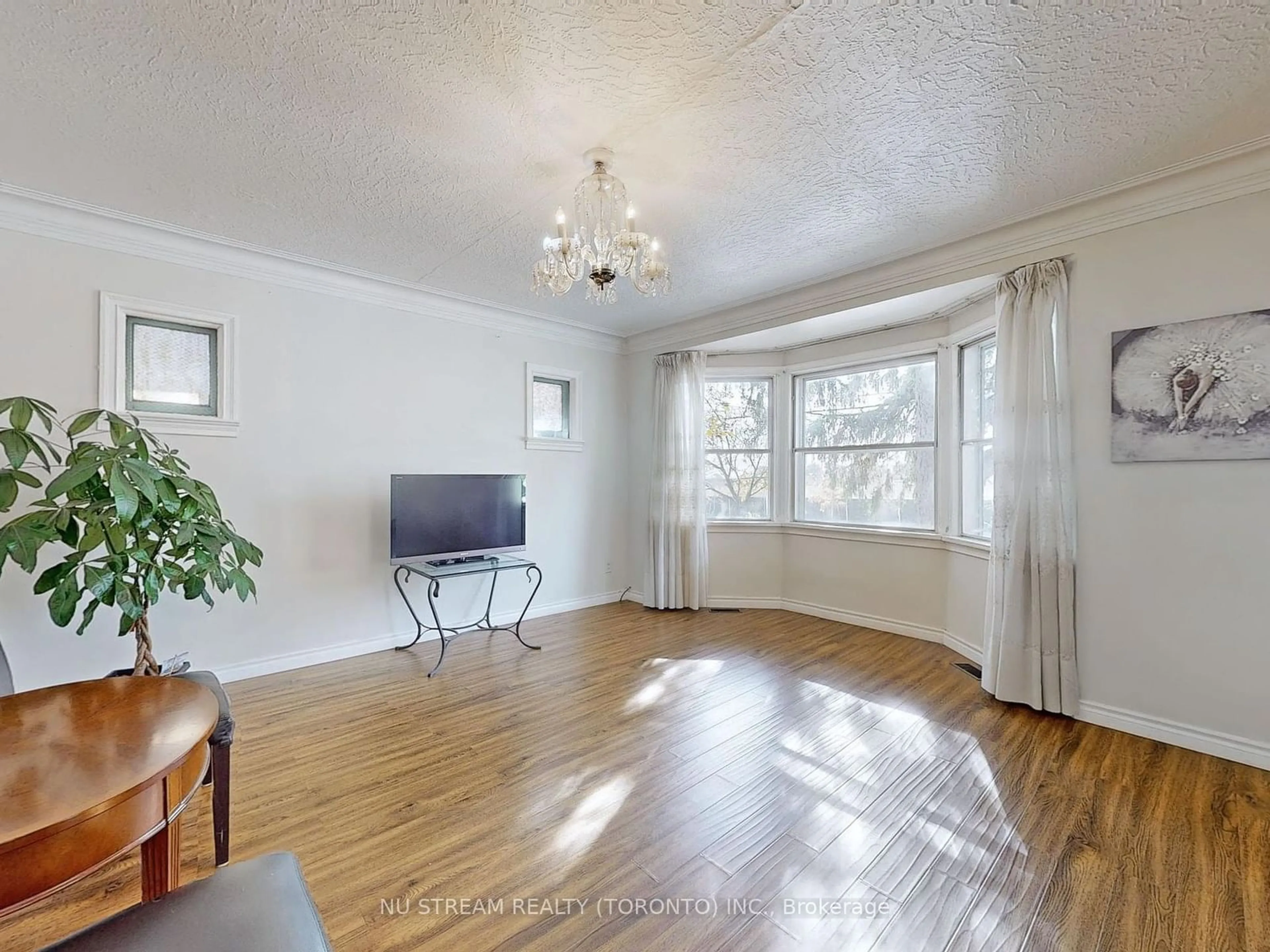 A pic of a room, wood floors for 23 Mississauga Rd, Mississauga Ontario L5H 2H2