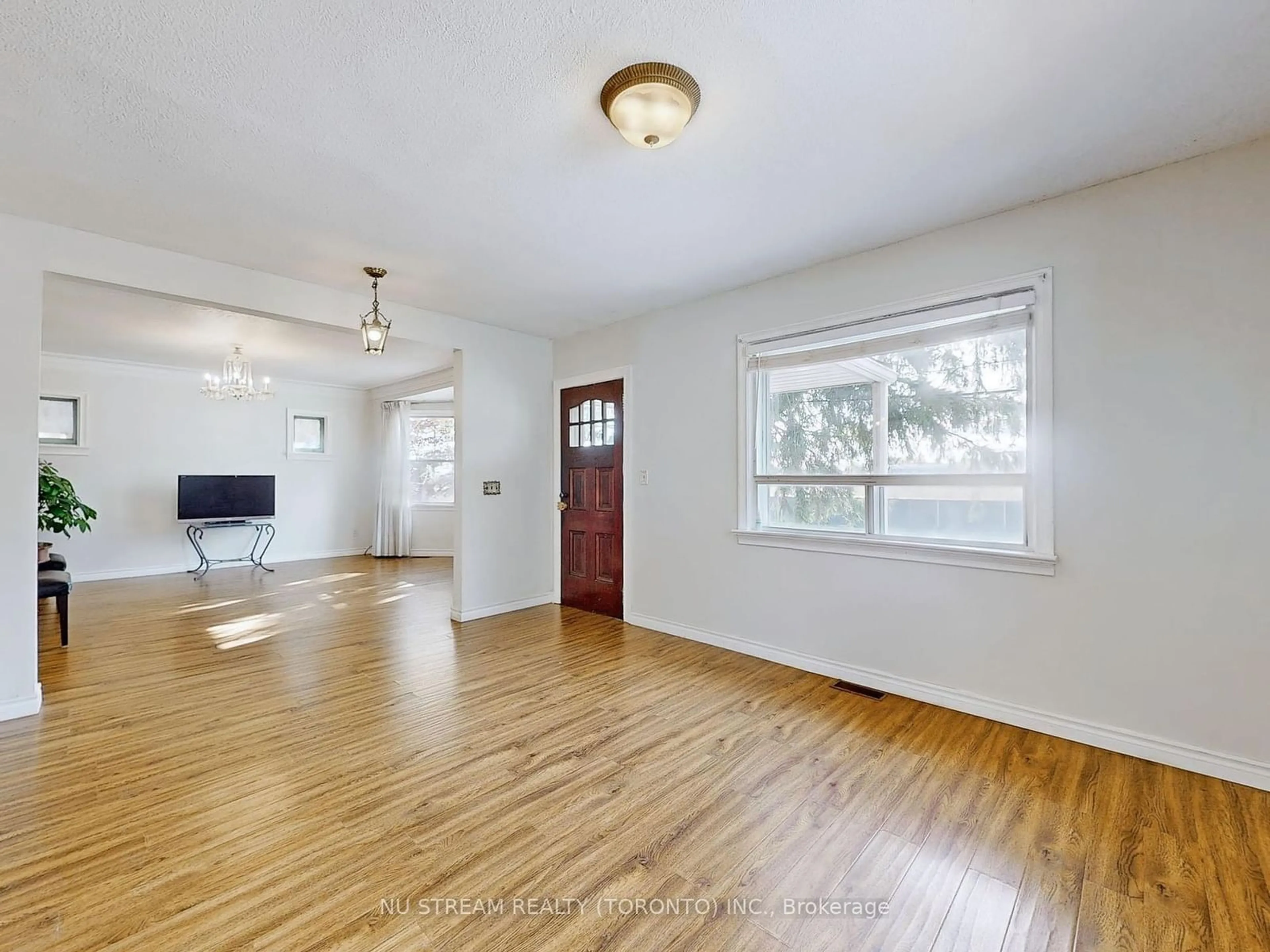 A pic of a room, wood floors for 23 Mississauga Rd, Mississauga Ontario L5H 2H2