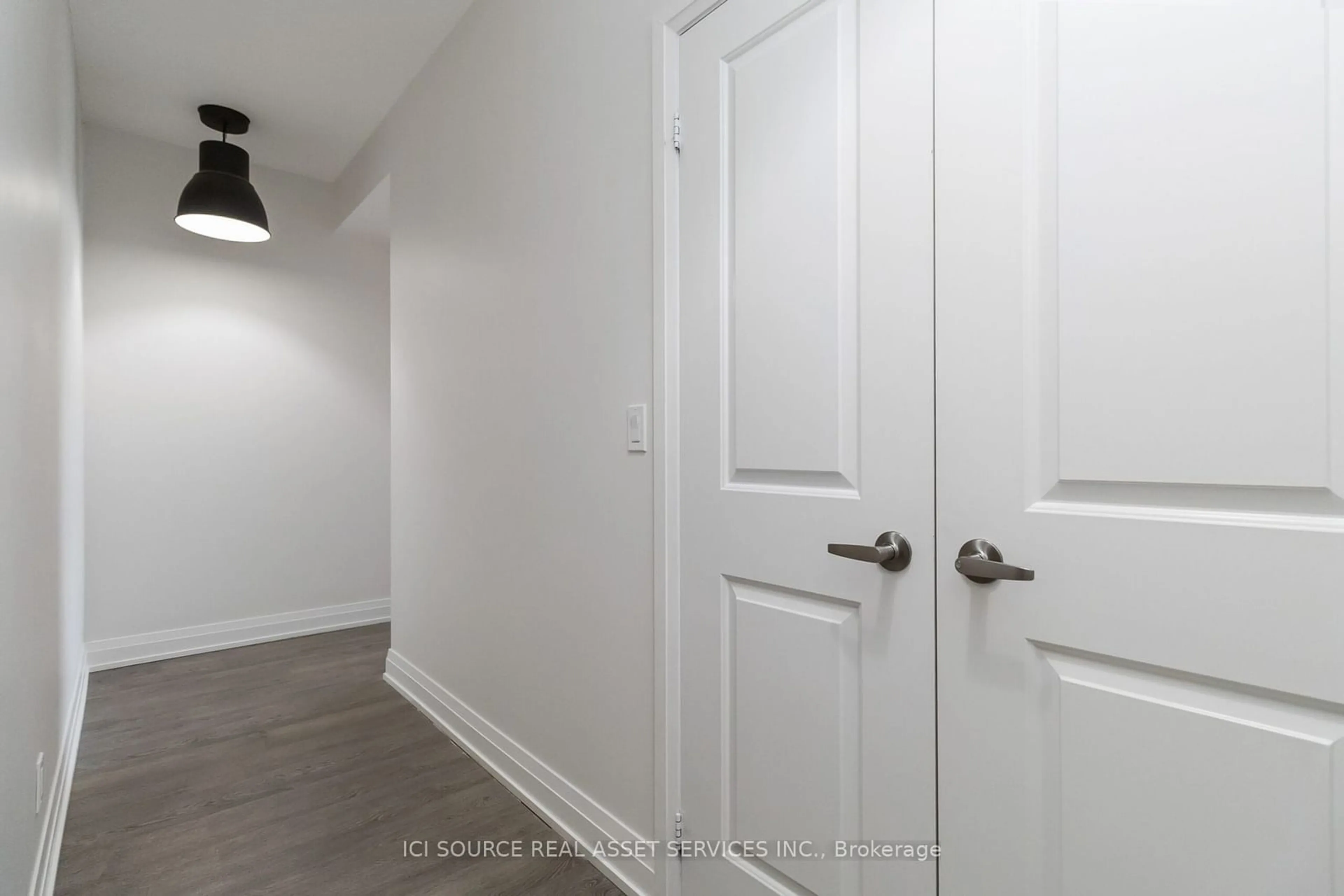 Indoor entryway, not visible floor for 65 Speers Rd #903, Oakville Ontario L6K 0J1