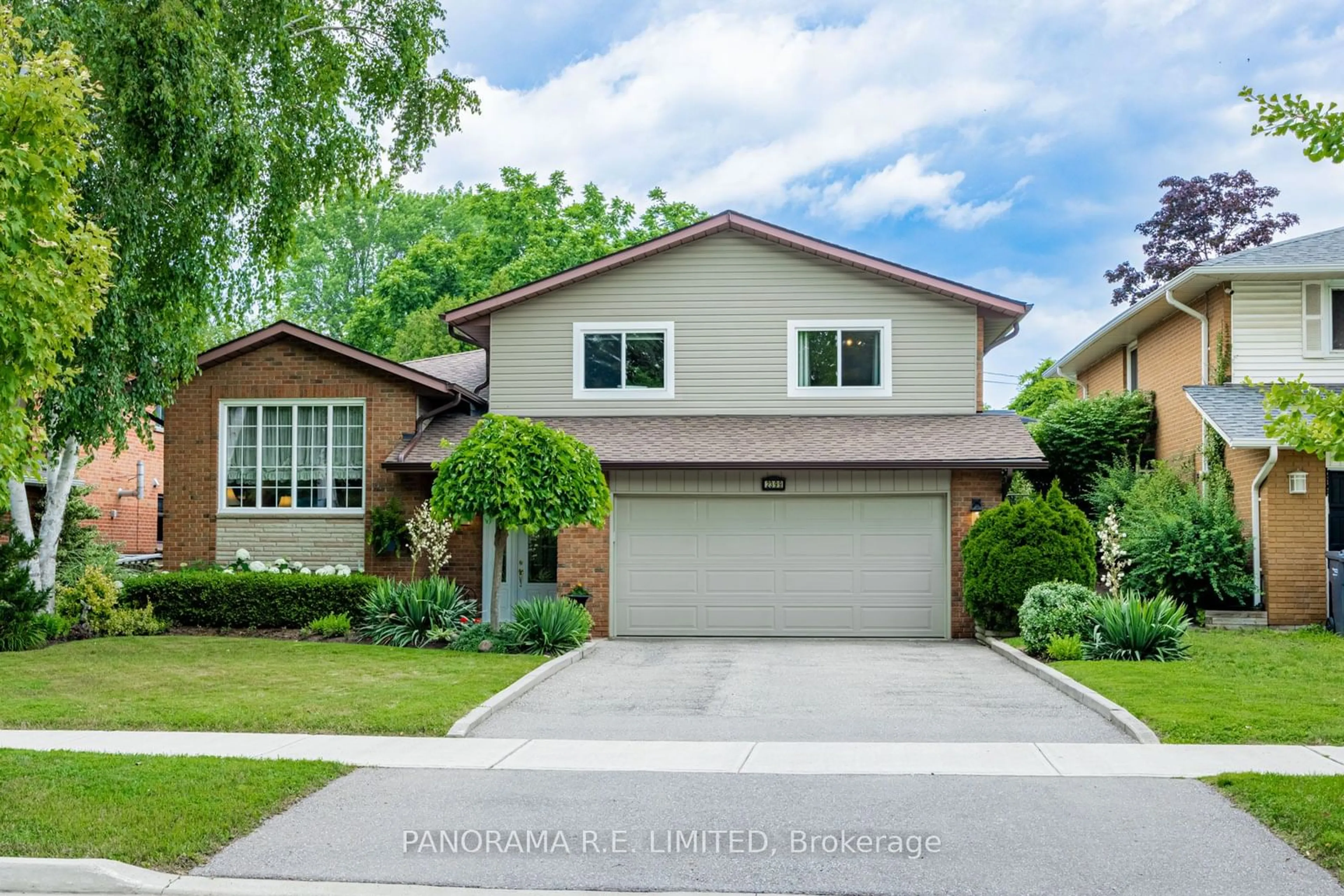 Frontside or backside of a home, the street view for 2399 Frayne Crt, Mississauga Ontario L5A 3X7