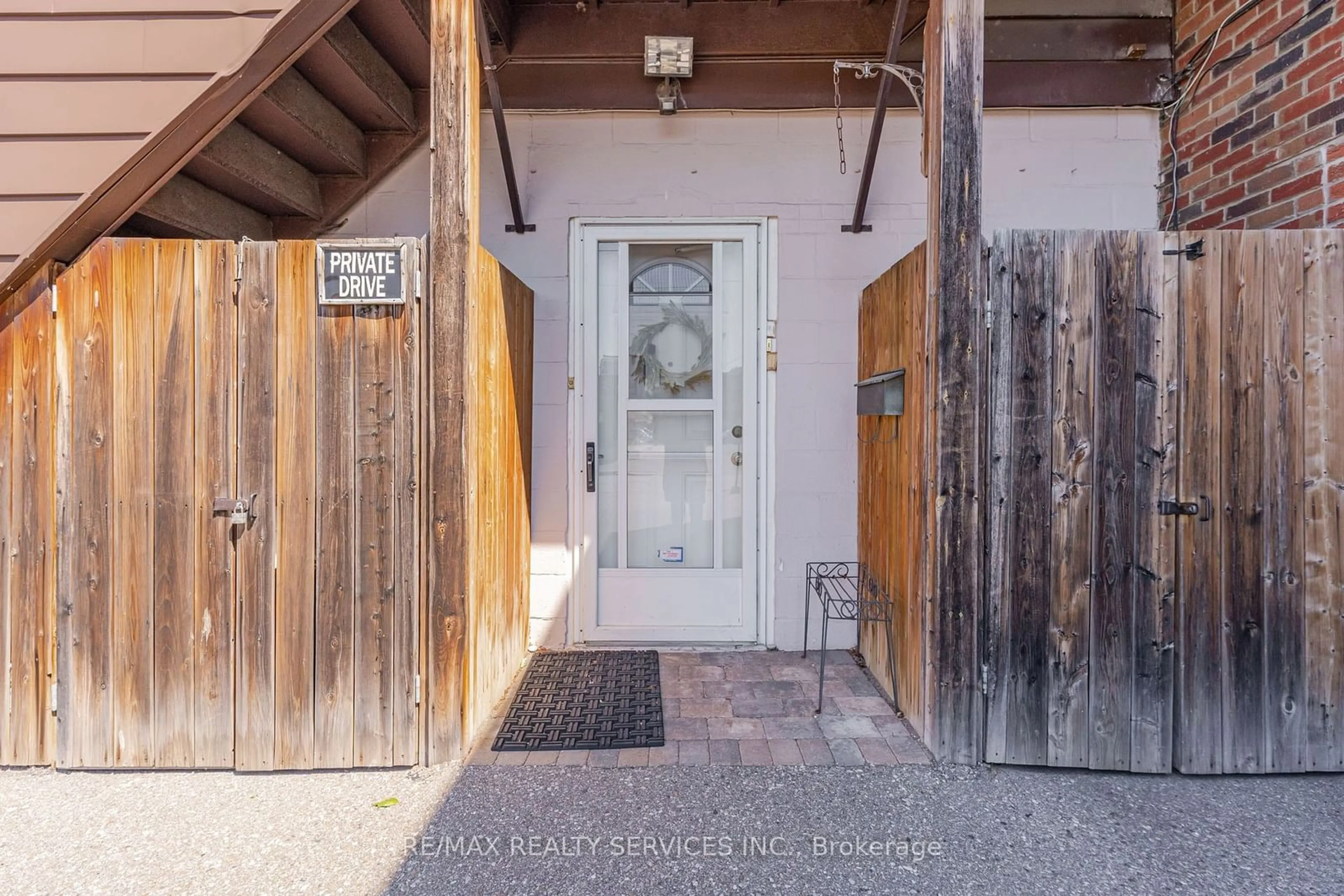 Indoor entryway, wood floors for 1652 Jane St, Toronto Ontario M9N 2S1