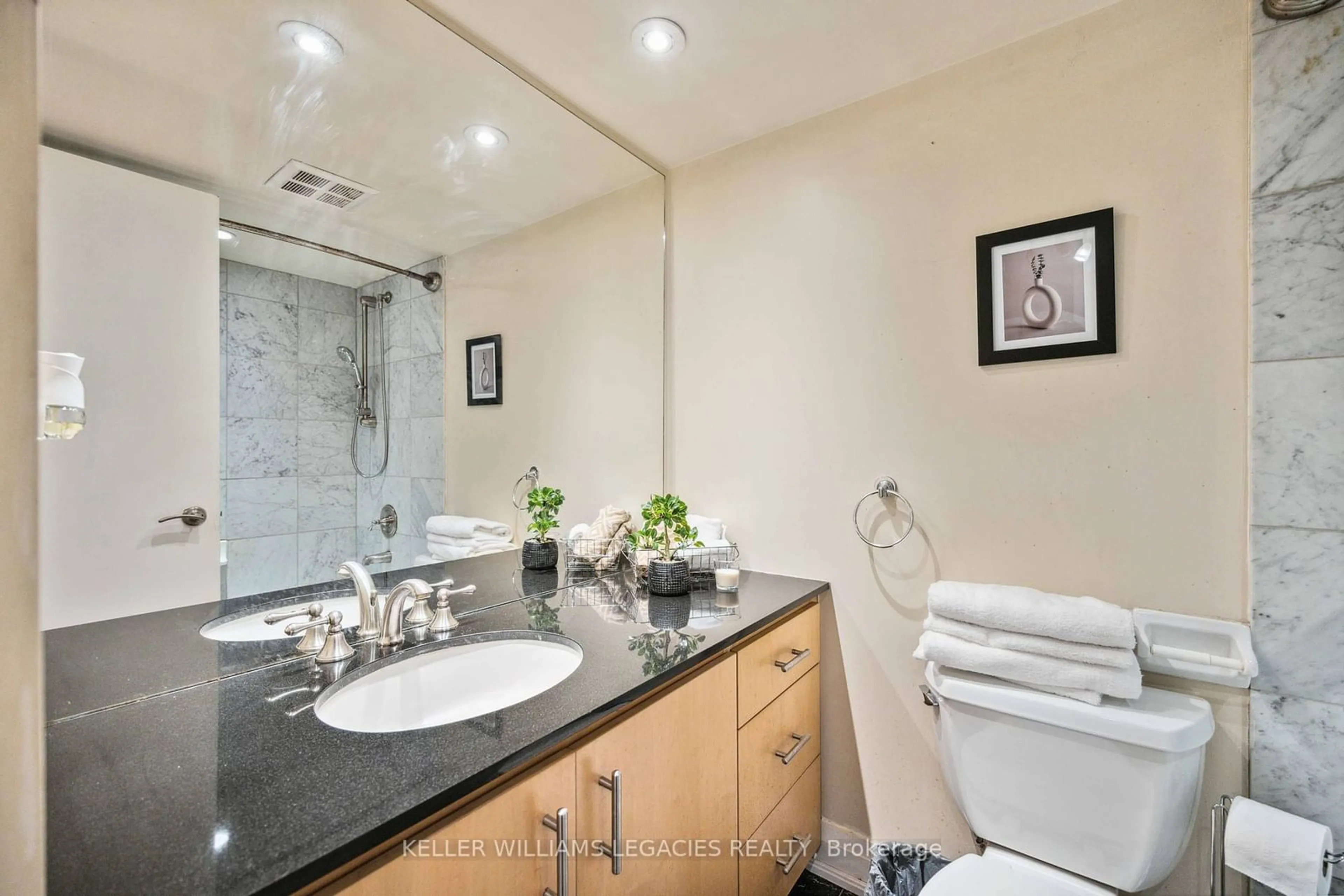 Standard bathroom for 2737 Keele St #821, Toronto Ontario M3M 2E9