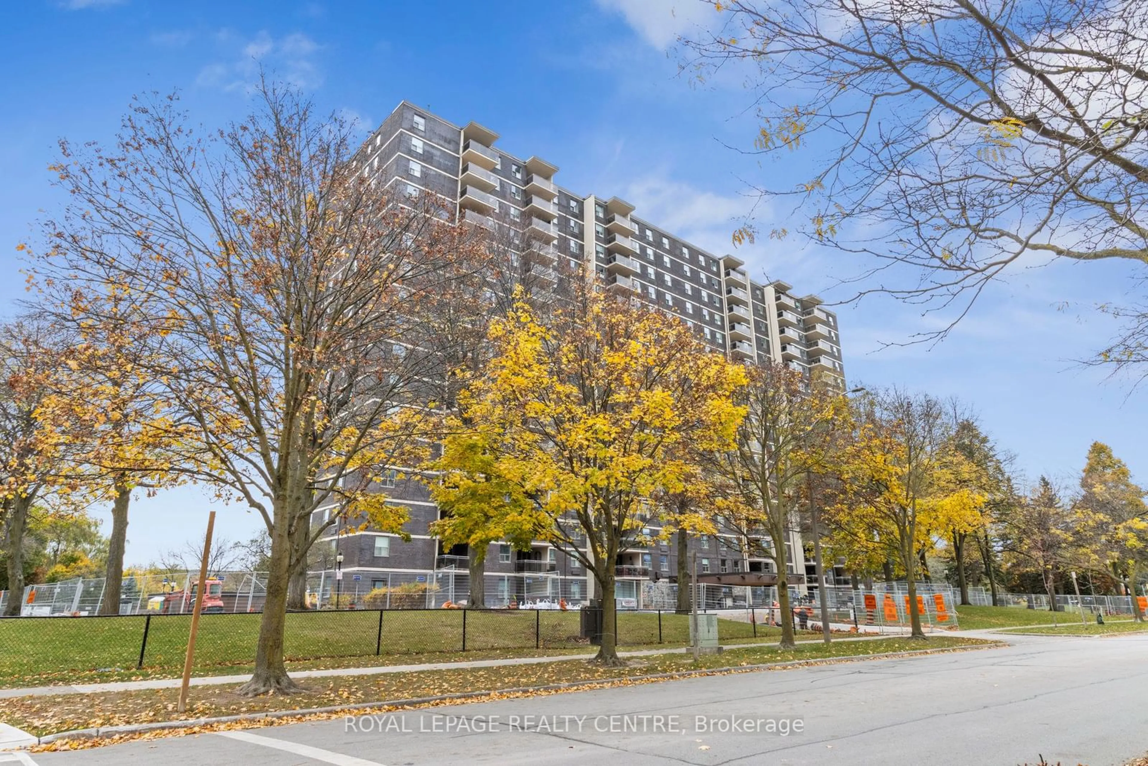 A pic from exterior of the house or condo, the street view for 966 Inverhouse Dr #1608, Mississauga Ontario L5J 4B6