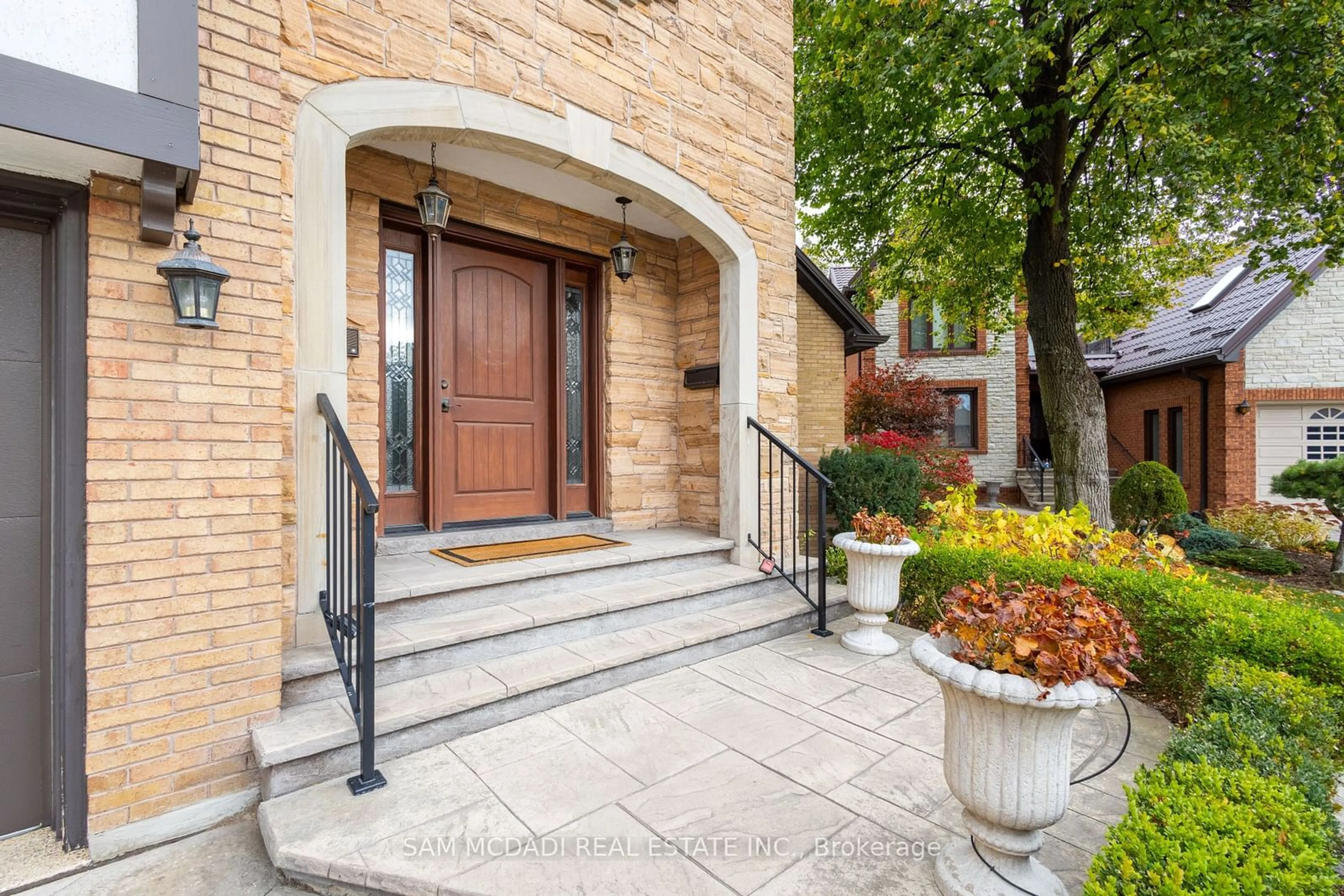 A pic from exterior of the house or condo, the street view for 4027 Lookout Crt, Mississauga Ontario L4W 4E9