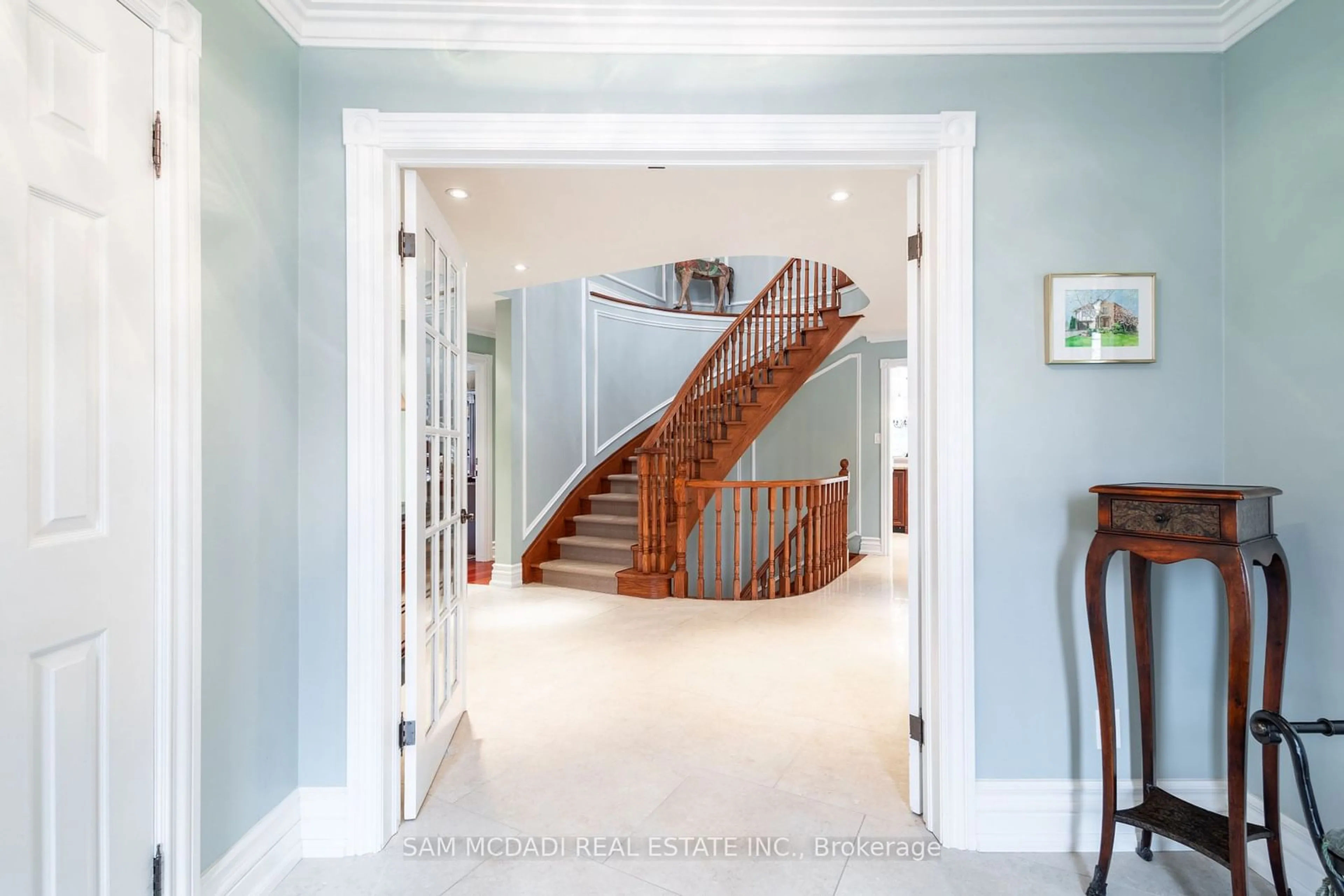 Indoor foyer, wood floors for 4027 Lookout Crt, Mississauga Ontario L4W 4E9