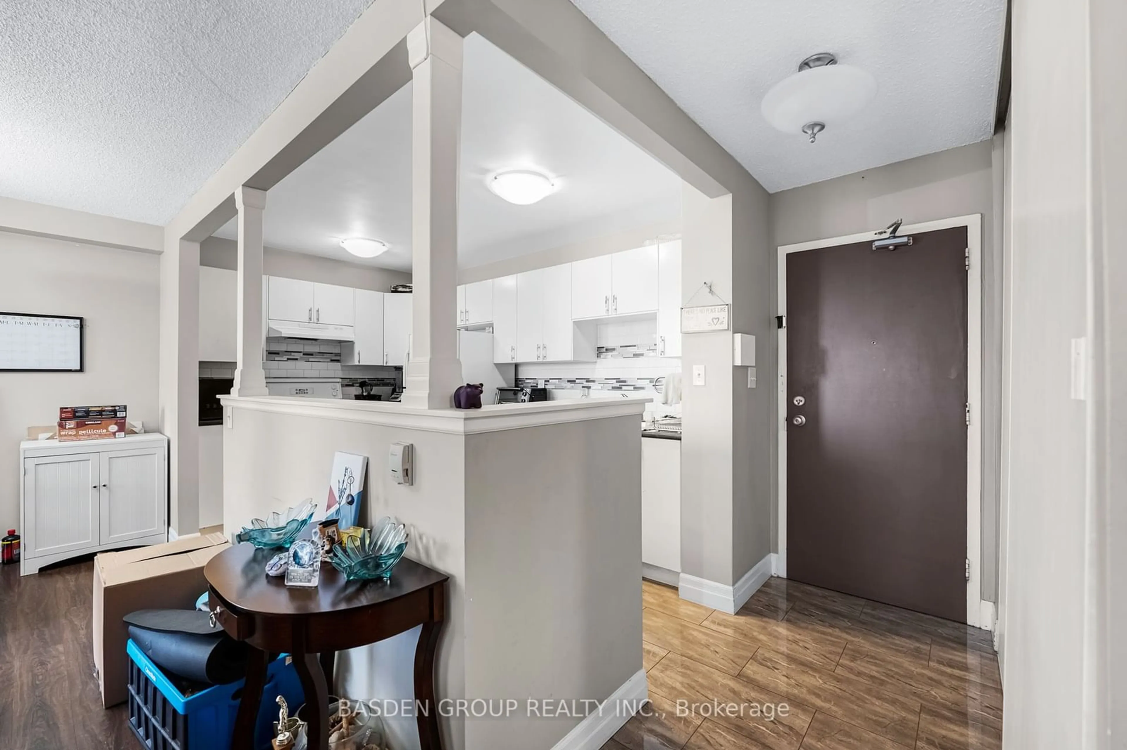 Standard kitchen, wood floors, cottage for 335 Driftwood Ave #407, Toronto Ontario M3N 2P3