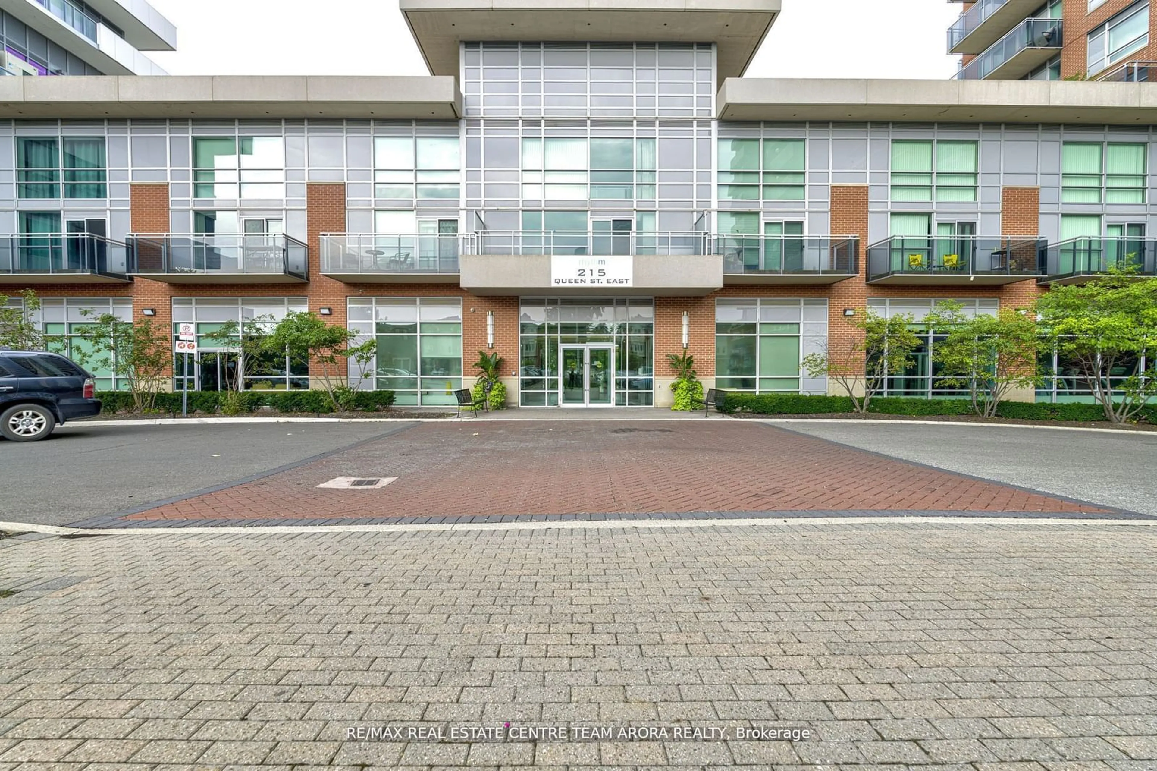 Indoor foyer, ceramic floors for 215 Queen St #1103, Brampton Ontario L6W 0A9